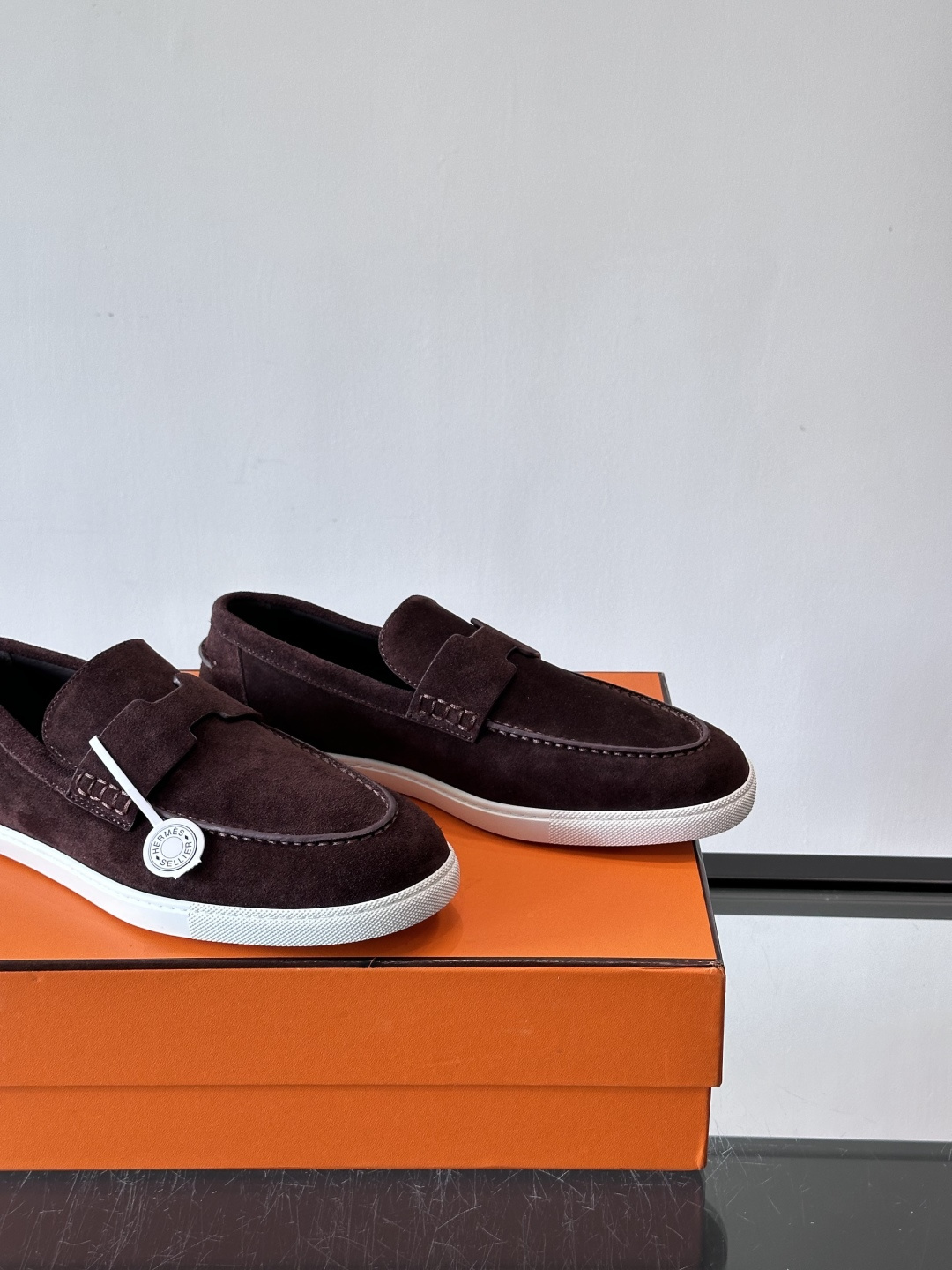 Hermes Job麂皮乐福鞋，选用柔软麂皮，搭配经典“H”型，简约又有辨识度。橡胶鞋底防滑，穿着舒适，