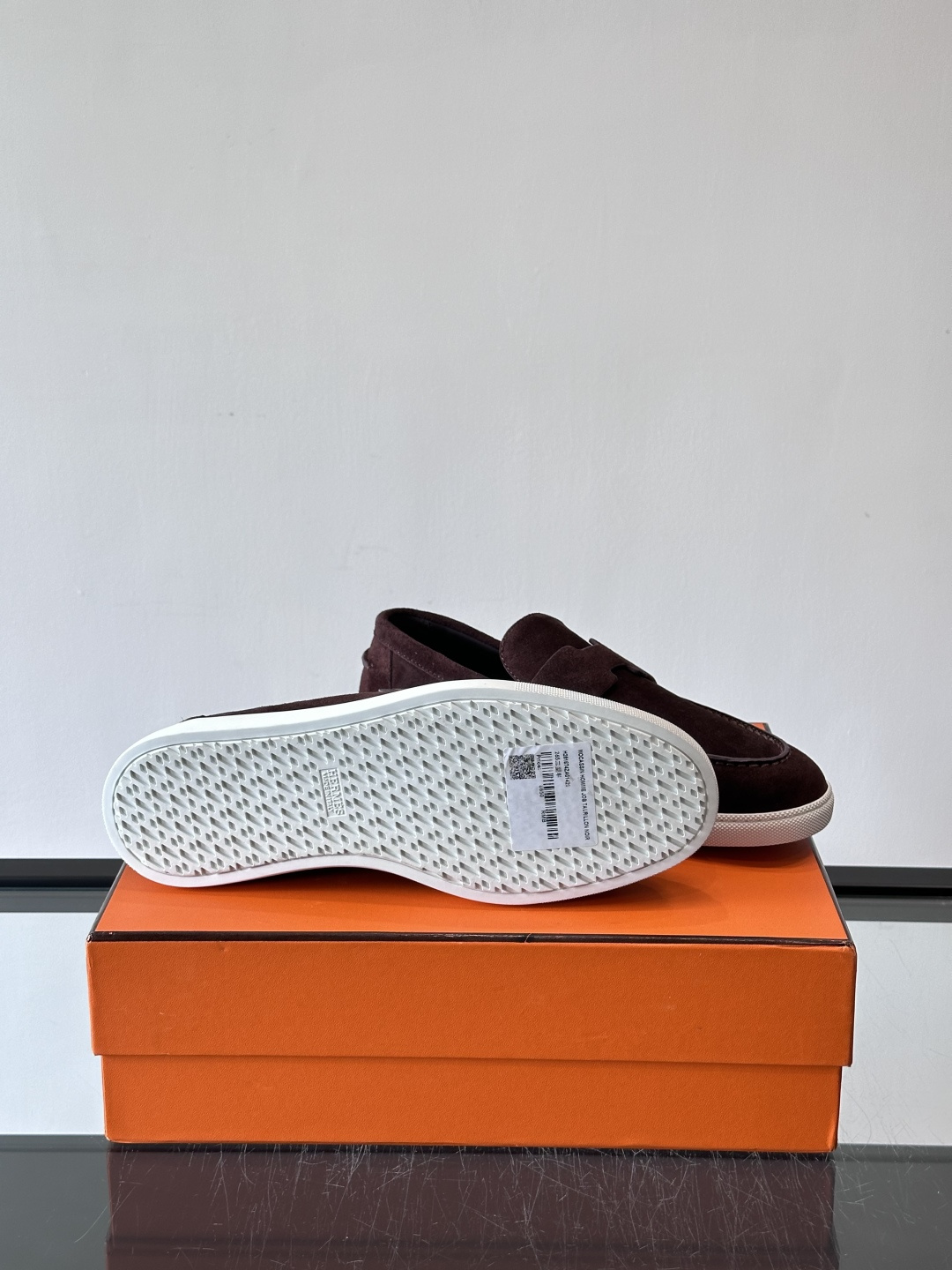 Hermes Job麂皮乐福鞋，选用柔软麂皮，搭配经典“H”型，简约又有辨识度。橡胶鞋底防滑，穿着舒适，