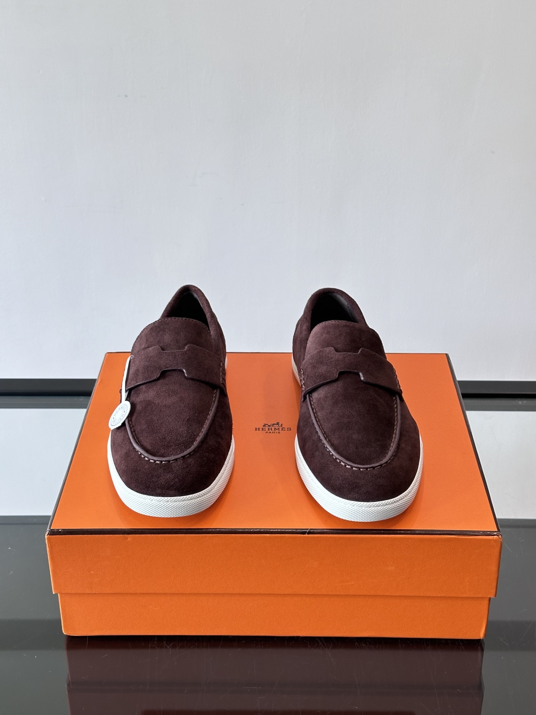 Hermes Job麂皮乐福鞋，选用柔软麂皮，搭配经典“H”型，简约又有辨识度。橡胶鞋底防滑，穿着舒适，