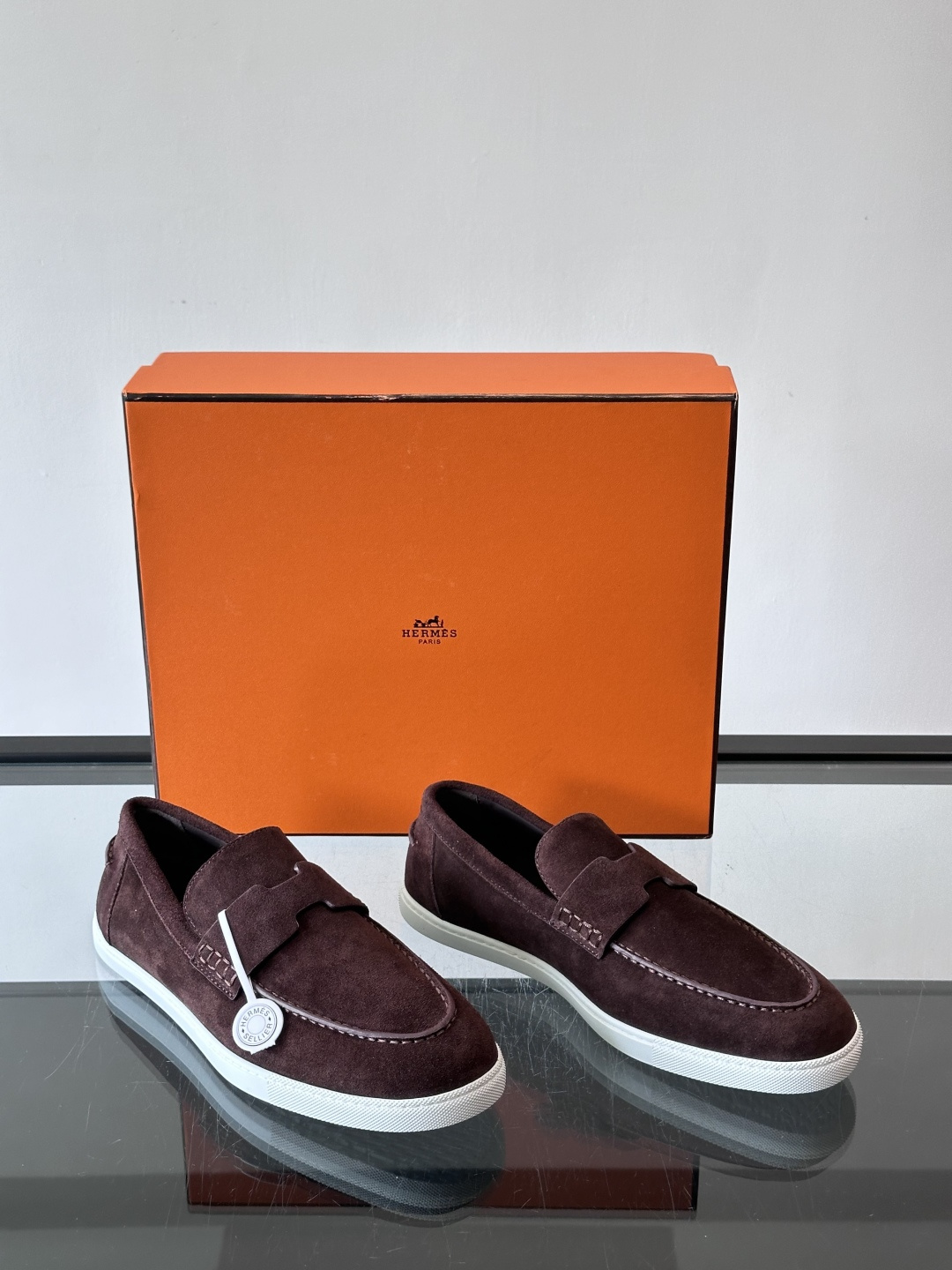 Hermes Job麂皮乐福鞋，选用柔软麂皮，搭配经典“H”型，简约又有辨识度。橡胶鞋底防滑，穿着舒适，