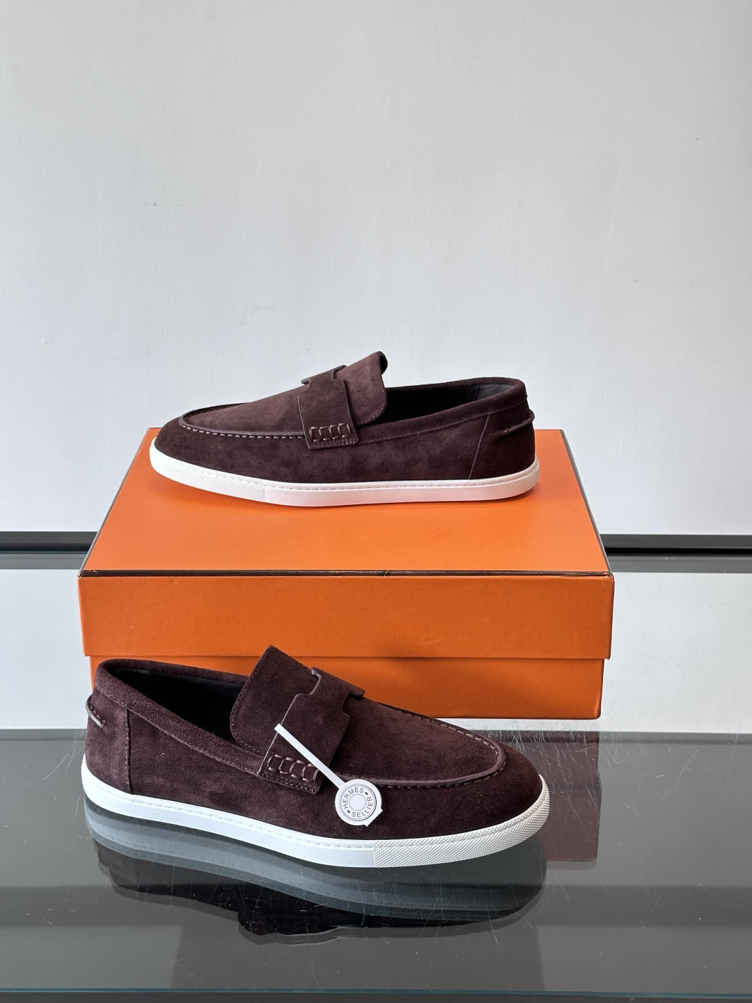 Hermes Job麂皮乐福鞋，选用柔软麂皮，搭配经典“H”型，简约又有辨识度。橡胶鞋底防滑，穿着舒适，