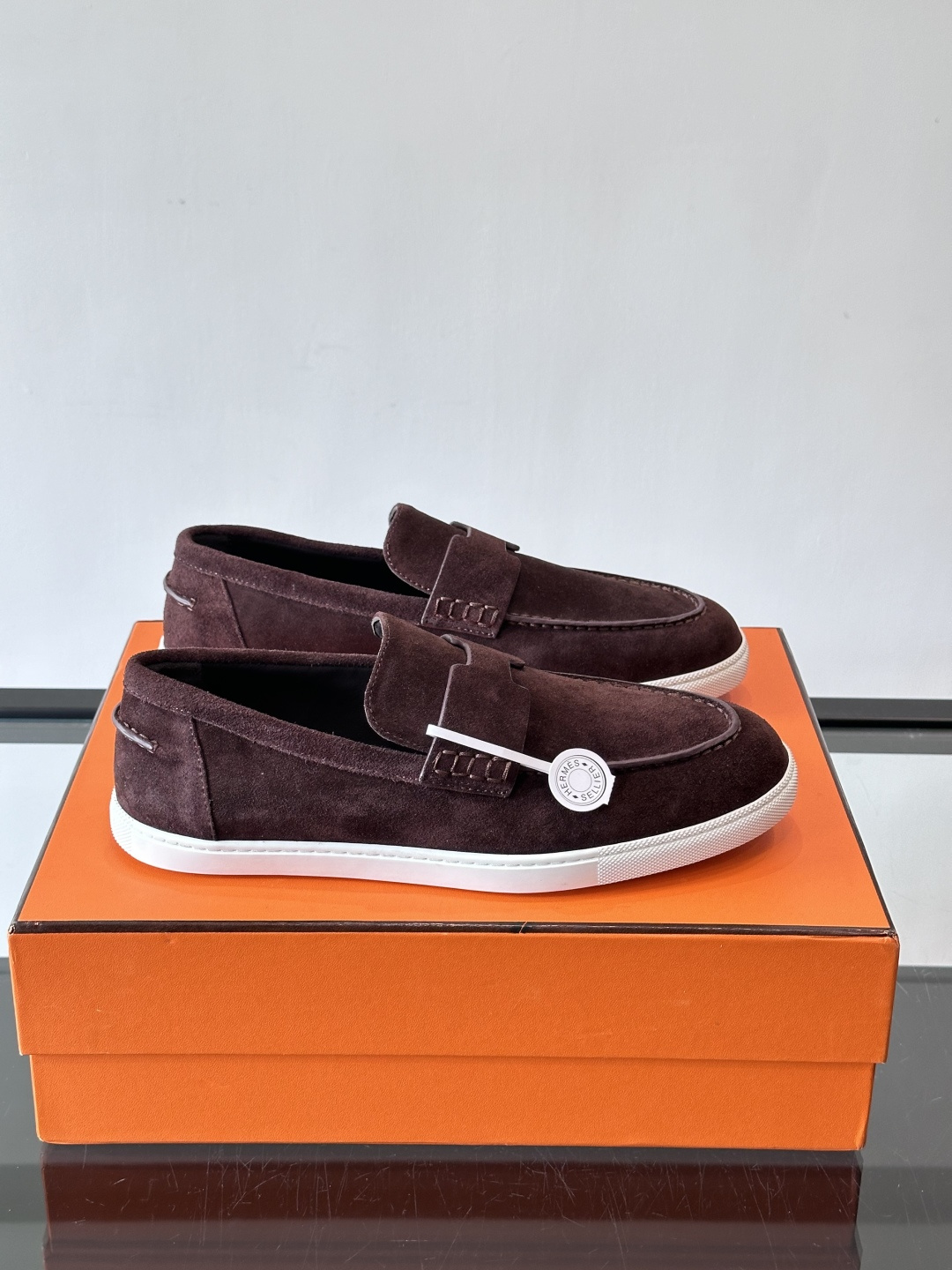 Hermes Job麂皮乐福鞋，选用柔软麂皮，搭配经典“H”型，简约又有辨识度。橡胶鞋底防滑，穿着舒适，