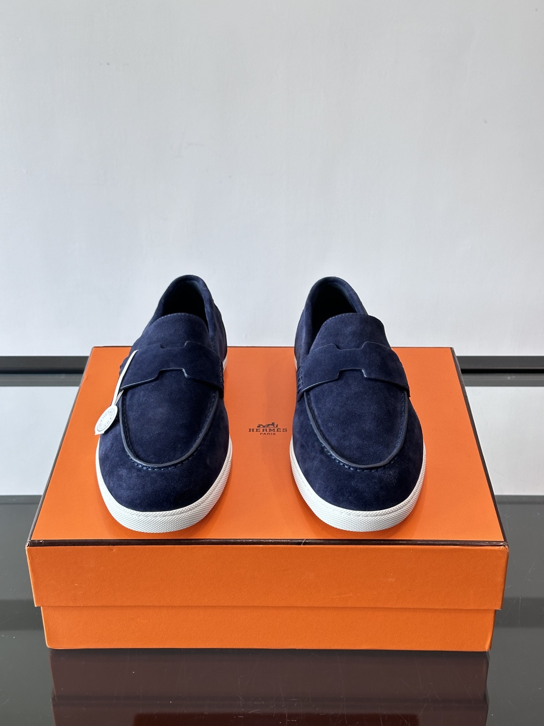 Hermes Job麂皮乐福鞋，选用柔软麂皮，搭配经典“H”型，简约又有辨识度。橡胶鞋底防滑，穿着舒适，