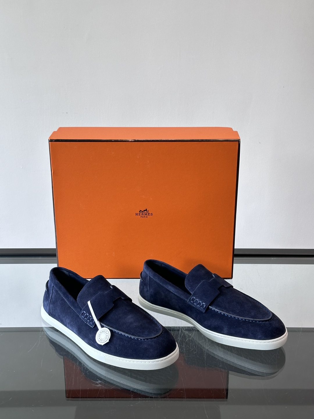 Hermes Job麂皮乐福鞋，选用柔软麂皮，搭配经典“H”型，简约又有辨识度。橡胶鞋底防滑，穿着舒适，