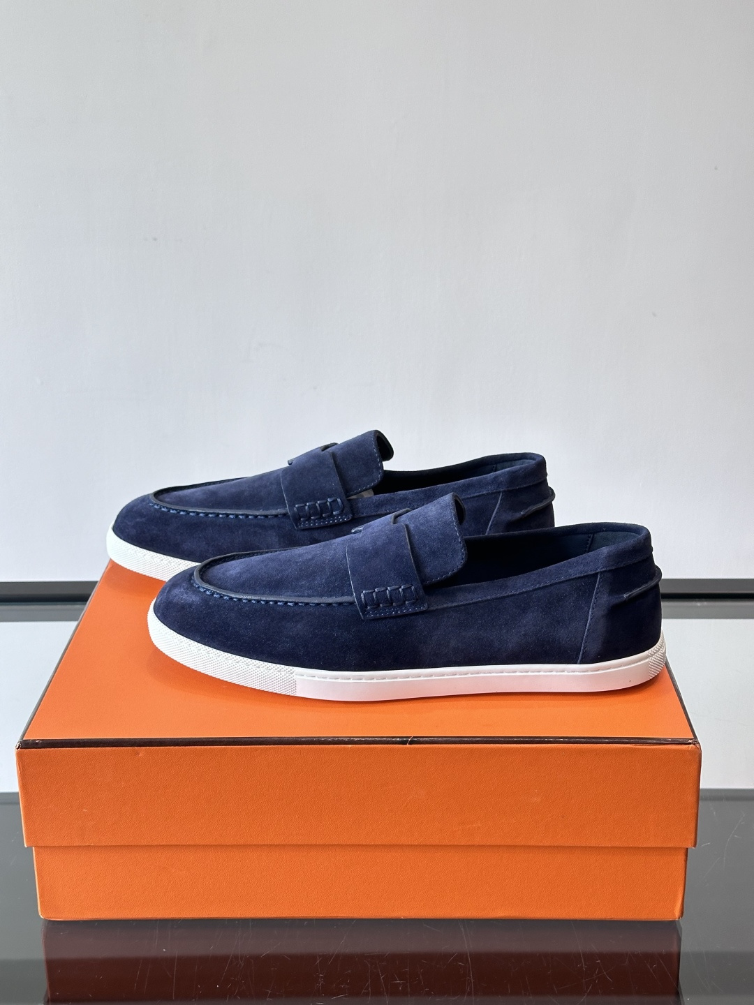 Hermes Job麂皮乐福鞋，选用柔软麂皮，搭配经典“H”型，简约又有辨识度。橡胶鞋底防滑，穿着舒适，