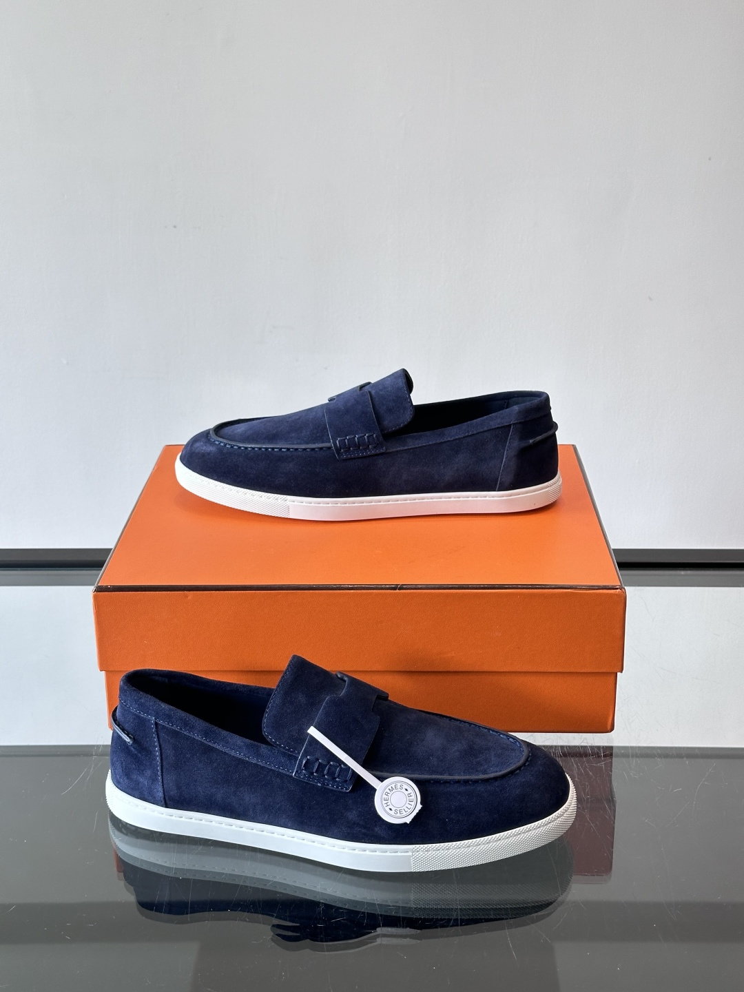 Hermes Job麂皮乐福鞋，选用柔软麂皮，搭配经典“H”型，简约又有辨识度。橡胶鞋底防滑，穿着舒适，