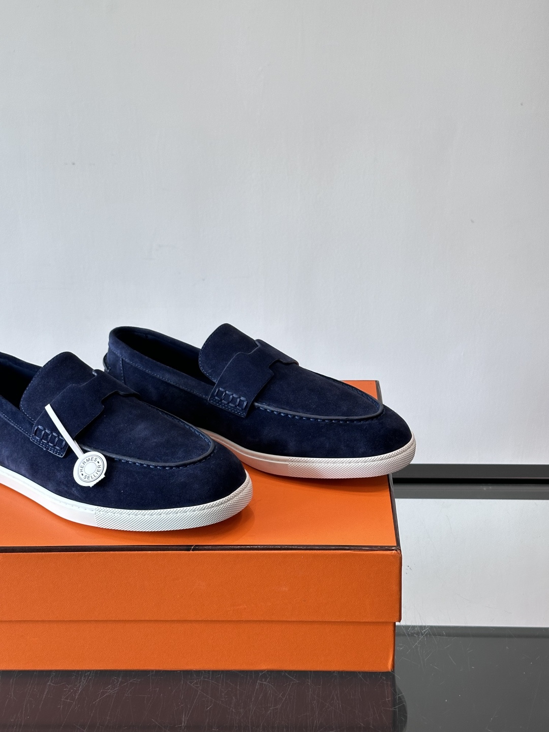 Hermes Job麂皮乐福鞋，选用柔软麂皮，搭配经典“H”型，简约又有辨识度。橡胶鞋底防滑，穿着舒适，