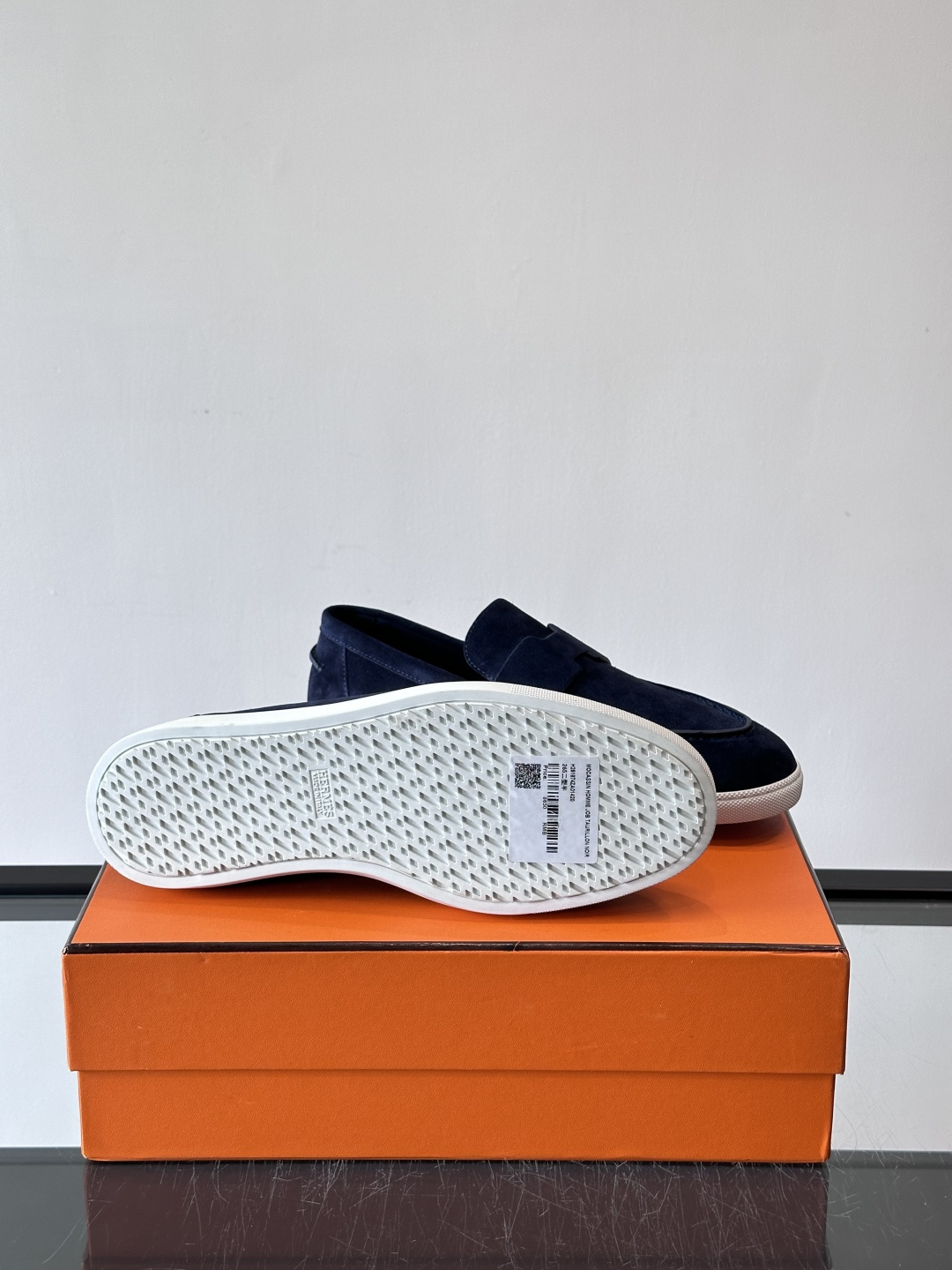 Hermes Job麂皮乐福鞋，选用柔软麂皮，搭配经典“H”型，简约又有辨识度。橡胶鞋底防滑，穿着舒适，