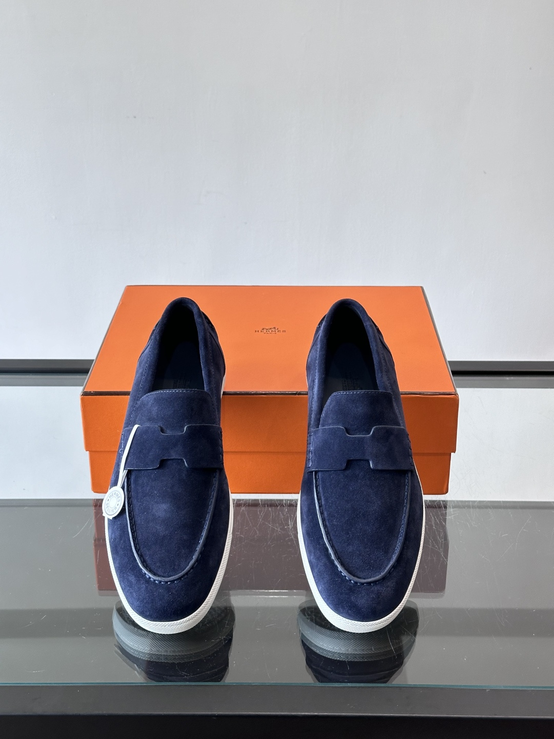 Hermes Job麂皮乐福鞋，选用柔软麂皮，搭配经典“H”型，简约又有辨识度。橡胶鞋底防滑，穿着舒适，