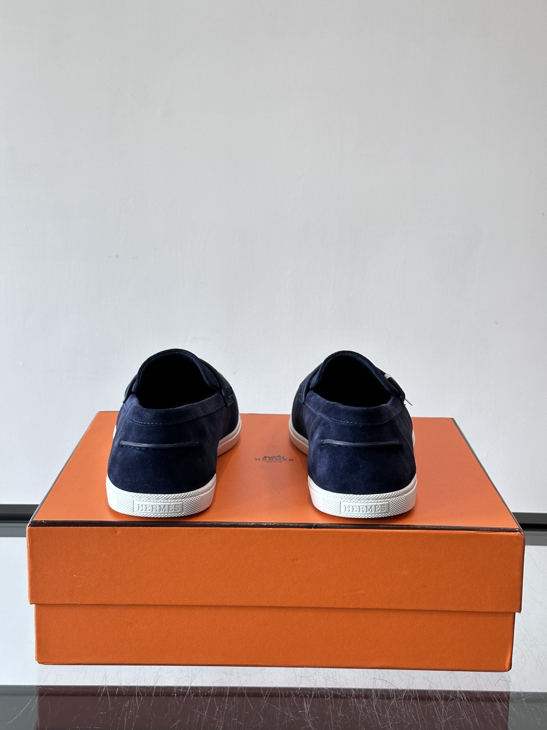Hermes Job麂皮乐福鞋，选用柔软麂皮，搭配经典“H”型，简约又有辨识度。橡胶鞋底防滑，穿着舒适，
