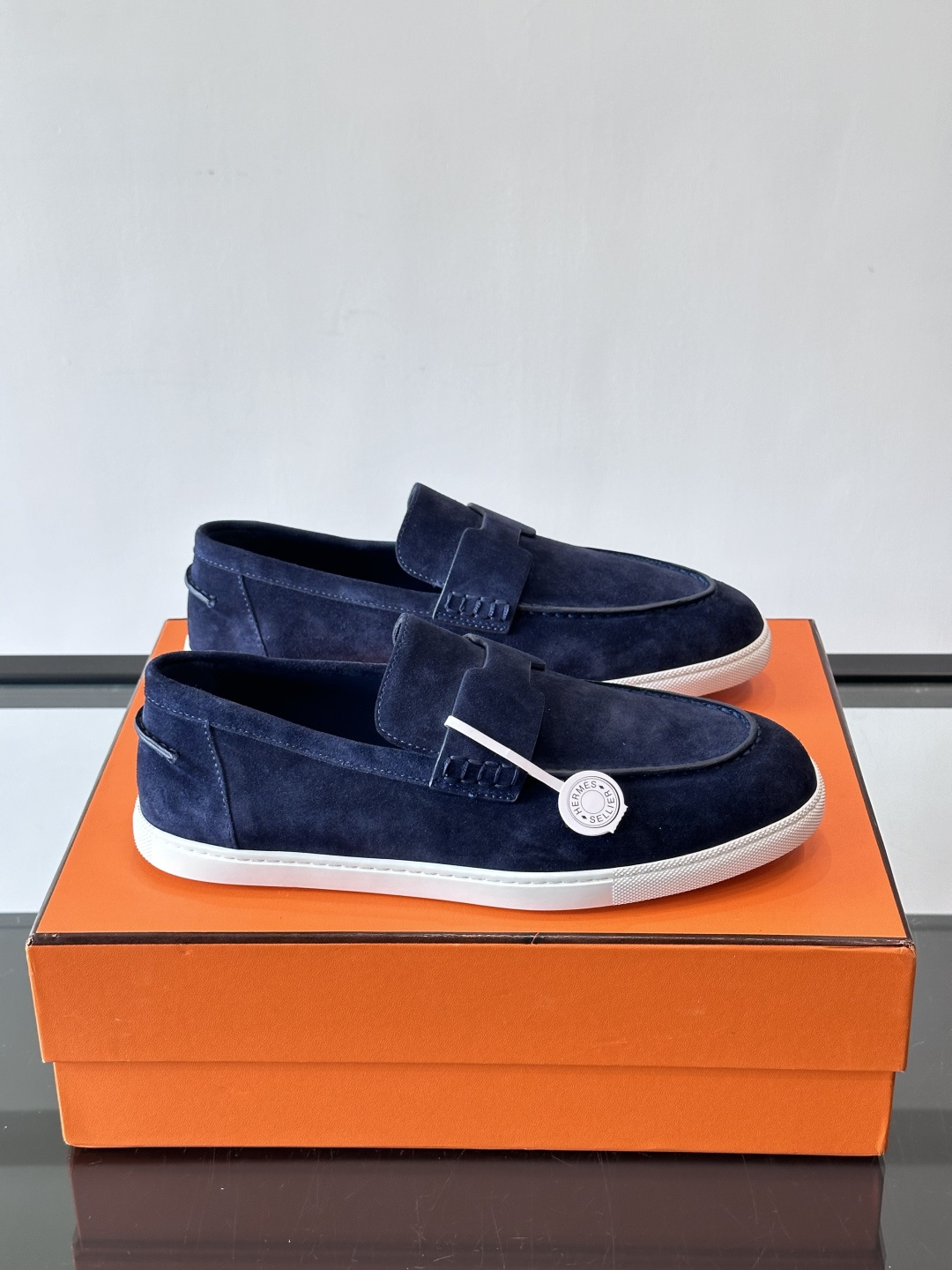 Hermes Job麂皮乐福鞋，选用柔软麂皮，搭配经典“H”型，简约又有辨识度。橡胶鞋底防滑，穿着舒适，