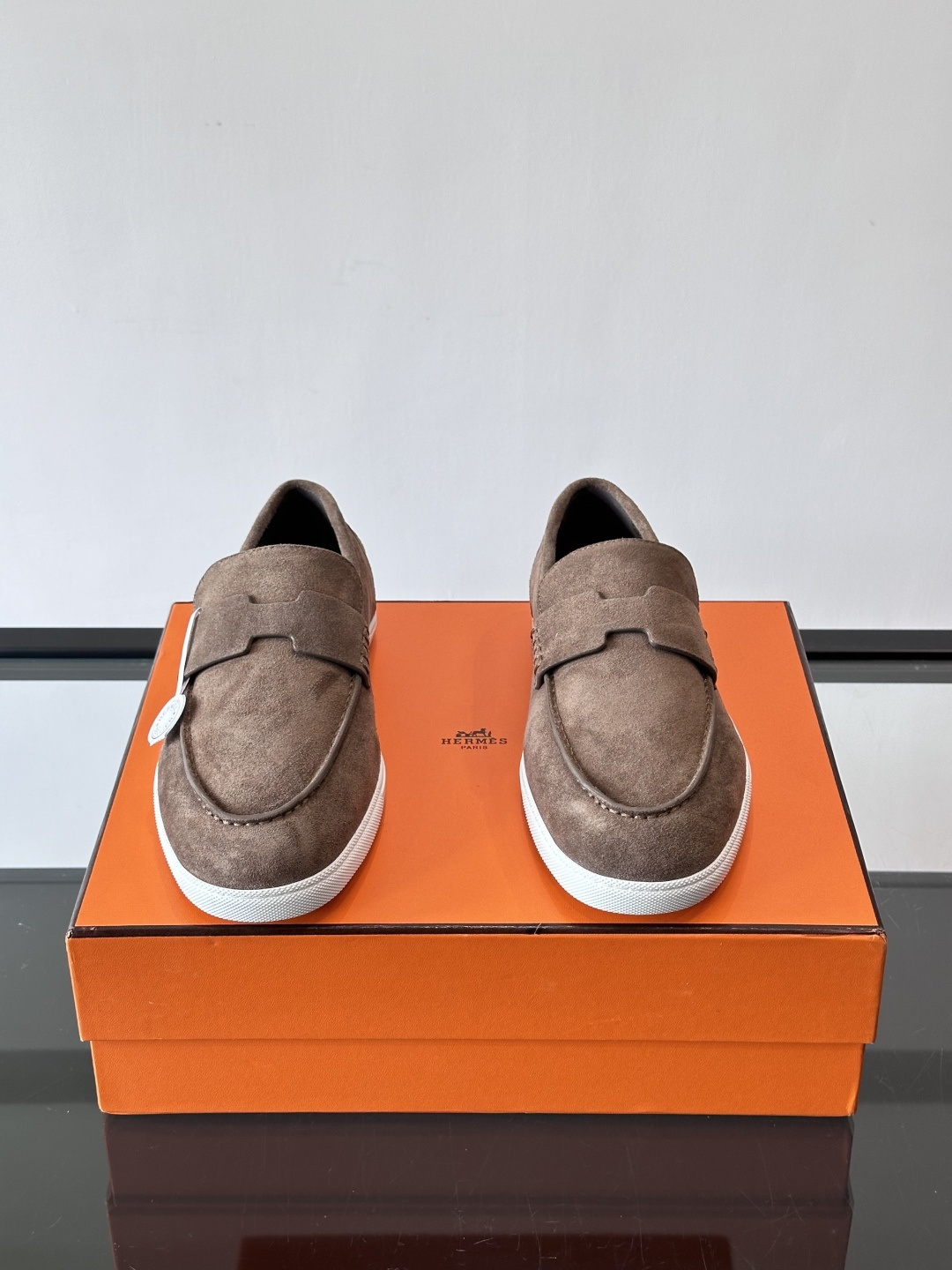 Hermes Job麂皮乐福鞋，选用柔软麂皮，搭配经典“H”型，简约又有辨识度。橡胶鞋底防滑，穿着舒适，