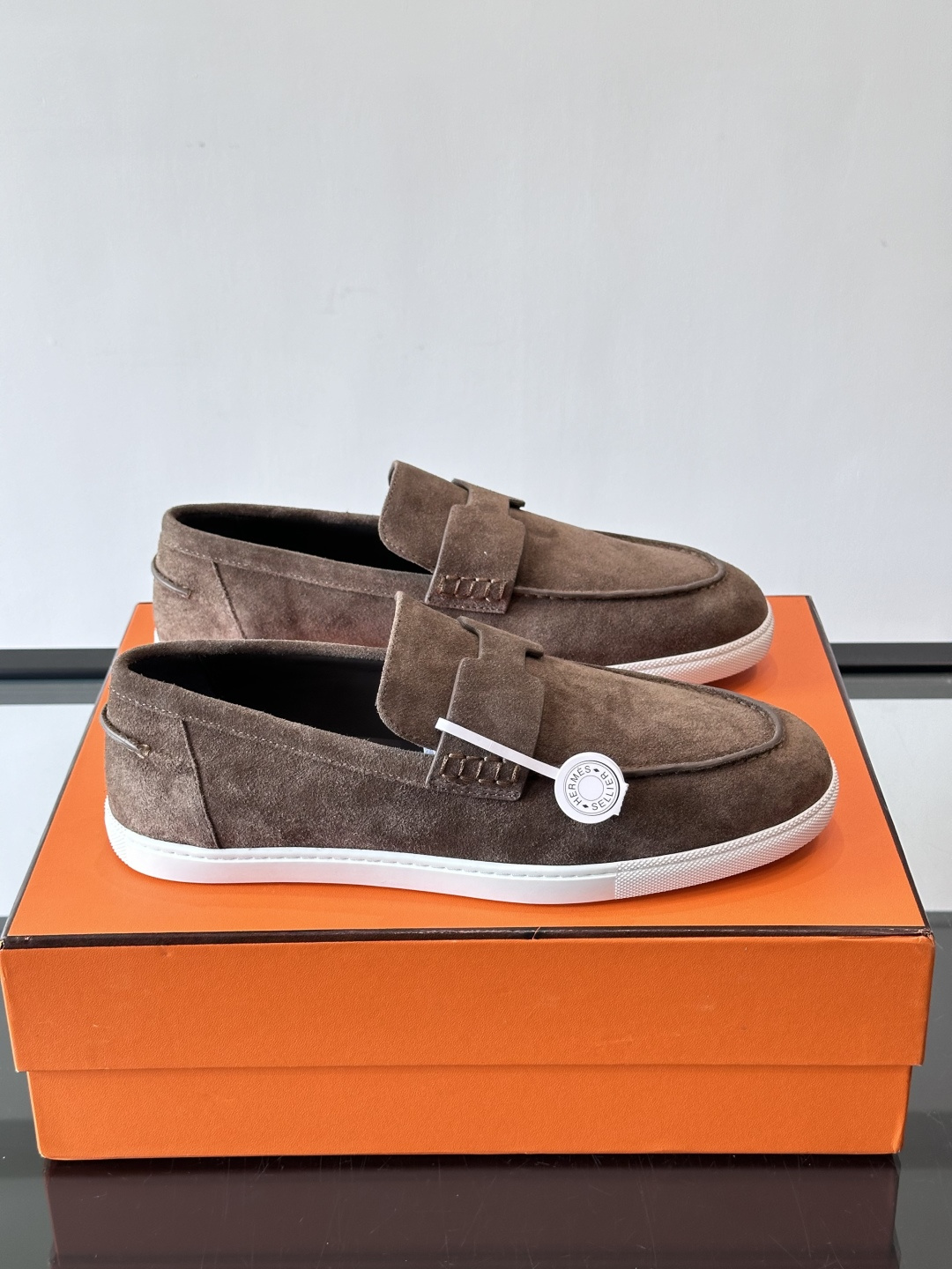 Hermes Job麂皮乐福鞋，选用柔软麂皮，搭配经典“H”型，简约又有辨识度。橡胶鞋底防滑，穿着舒适，