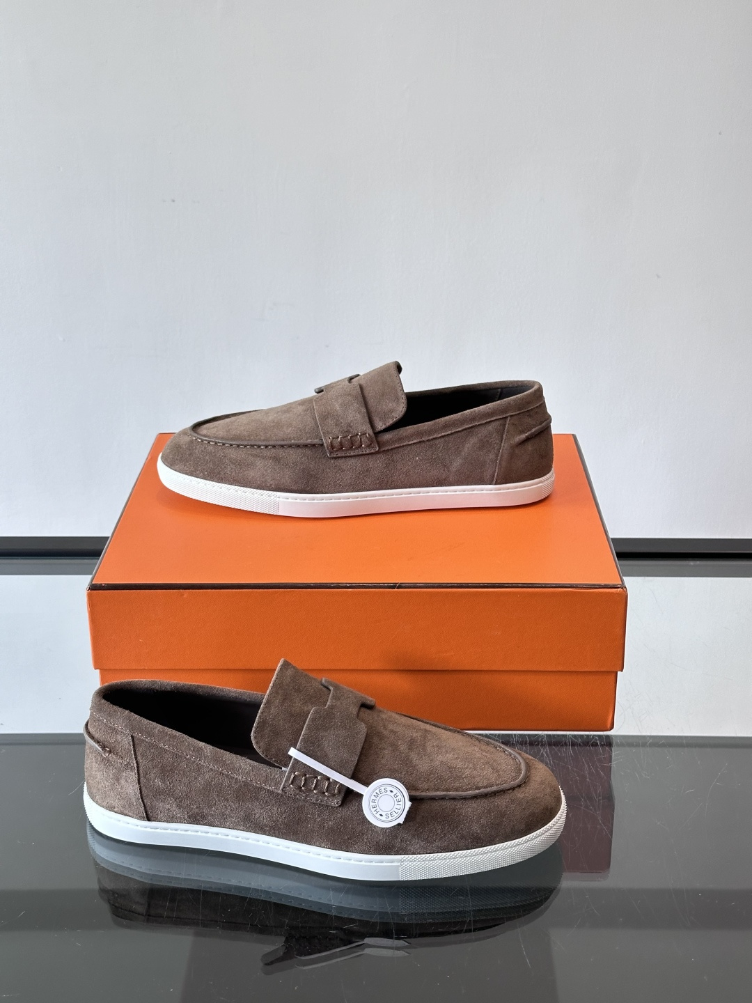 Hermes Job麂皮乐福鞋，选用柔软麂皮，搭配经典“H”型，简约又有辨识度。橡胶鞋底防滑，穿着舒适，