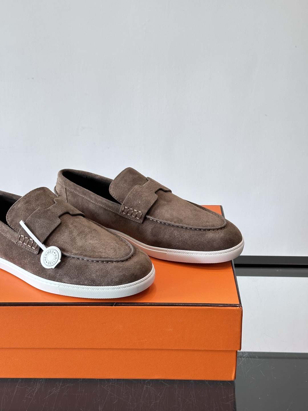 Hermes Job麂皮乐福鞋，选用柔软麂皮，搭配经典“H”型，简约又有辨识度。橡胶鞋底防滑，穿着舒适，