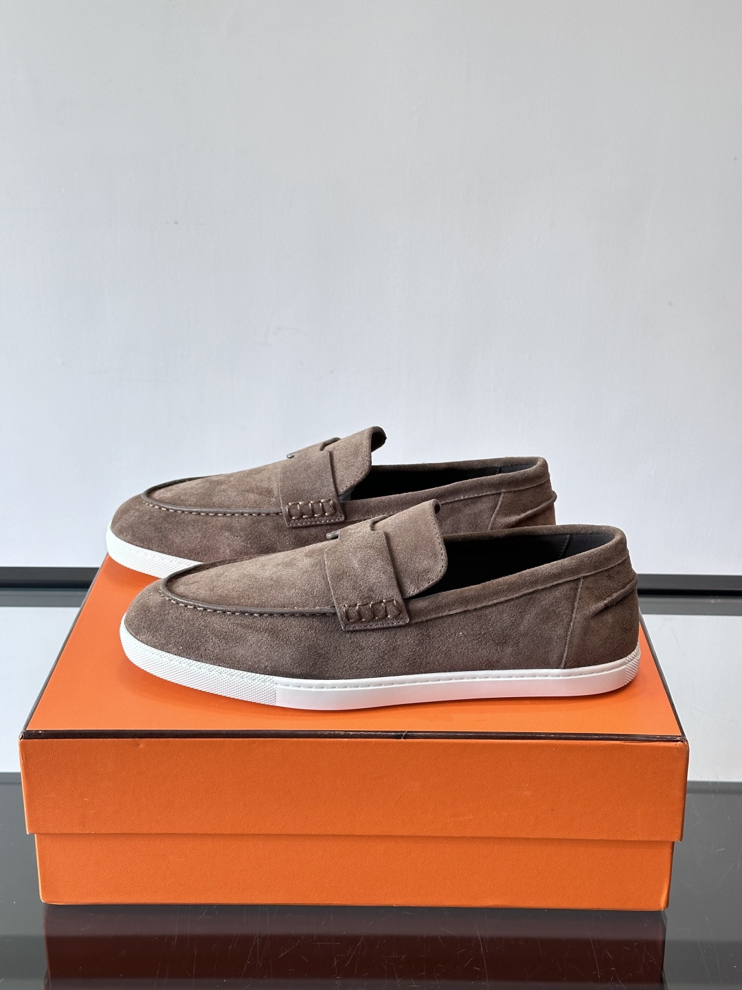 Hermes Job麂皮乐福鞋，选用柔软麂皮，搭配经典“H”型，简约又有辨识度。橡胶鞋底防滑，穿着舒适，