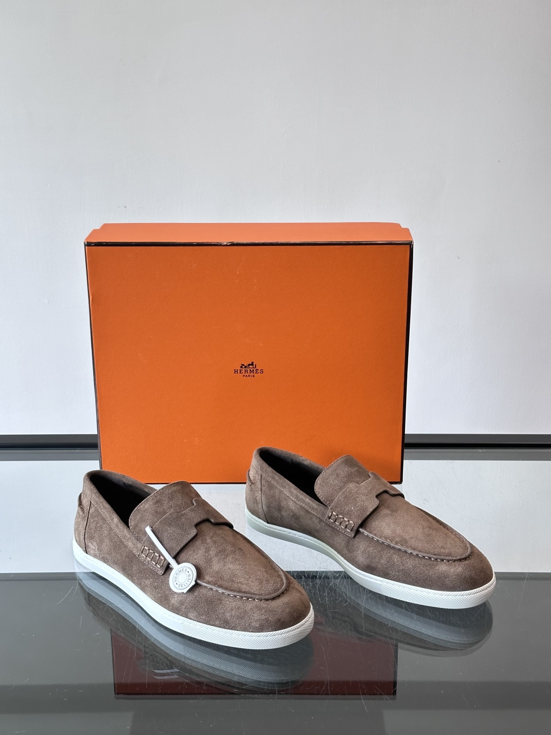Hermes Job麂皮乐福鞋，选用柔软麂皮，搭配经典“H”型，简约又有辨识度。橡胶鞋底防滑，穿着舒适，