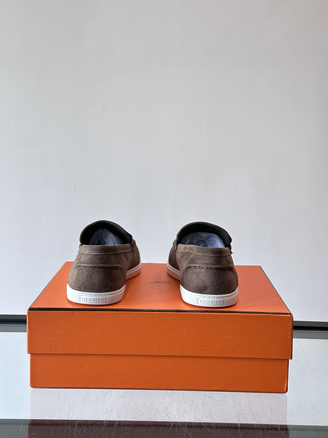 Hermes Job麂皮乐福鞋，选用柔软麂皮，搭配经典“H”型，简约又有辨识度。橡胶鞋底防滑，穿着舒适，