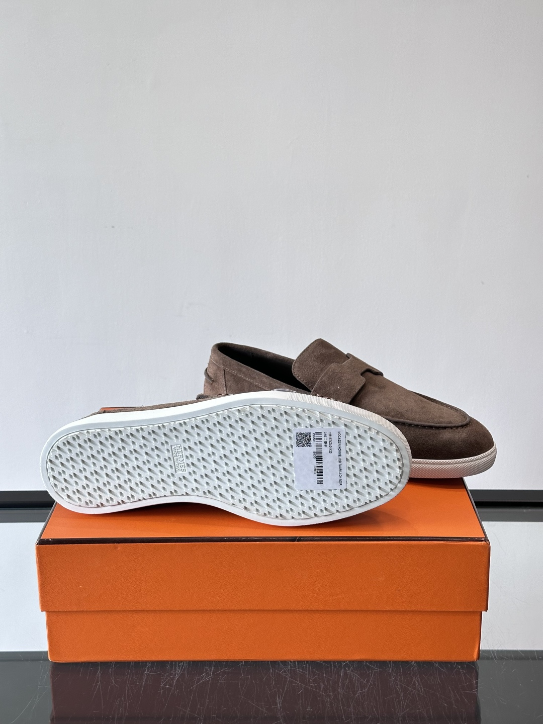 Hermes Job麂皮乐福鞋，选用柔软麂皮，搭配经典“H”型，简约又有辨识度。橡胶鞋底防滑，穿着舒适，