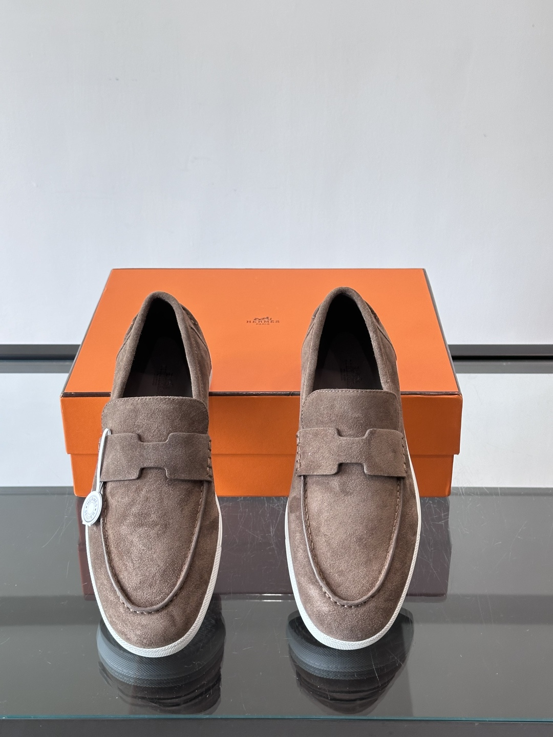 Hermes Job麂皮乐福鞋，选用柔软麂皮，搭配经典“H”型，简约又有辨识度。橡胶鞋底防滑，穿着舒适，