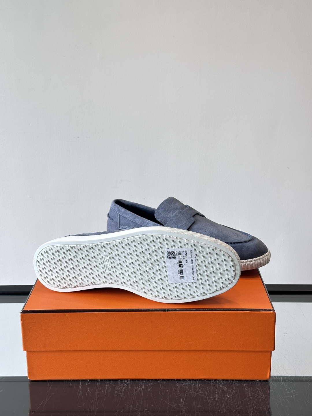 Hermes Job麂皮乐福鞋，选用柔软麂皮，搭配经典“H”型，简约又有辨识度。橡胶鞋底防滑，穿着舒适，