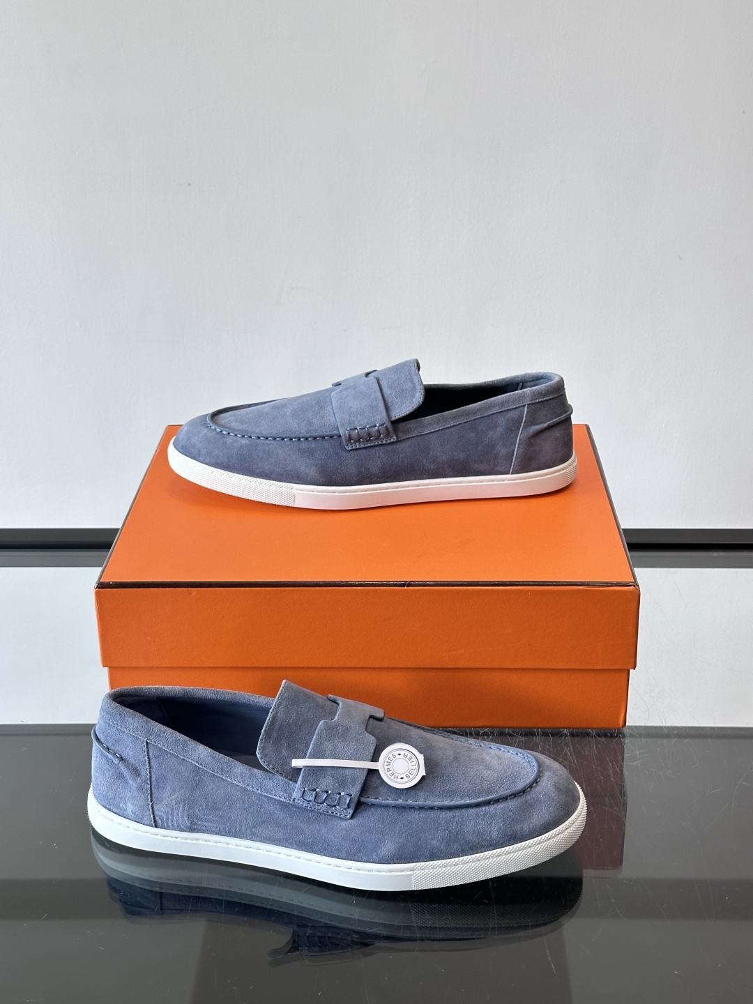 Hermes Job麂皮乐福鞋，选用柔软麂皮，搭配经典“H”型，简约又有辨识度。橡胶鞋底防滑，穿着舒适，