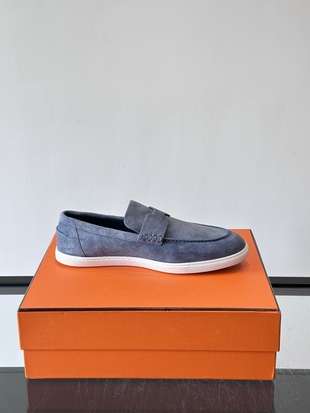 Hermes Job麂皮乐福鞋，选用柔软麂皮，搭配经典“H”型，简约又有辨识度。橡胶鞋底防滑，穿着舒适，