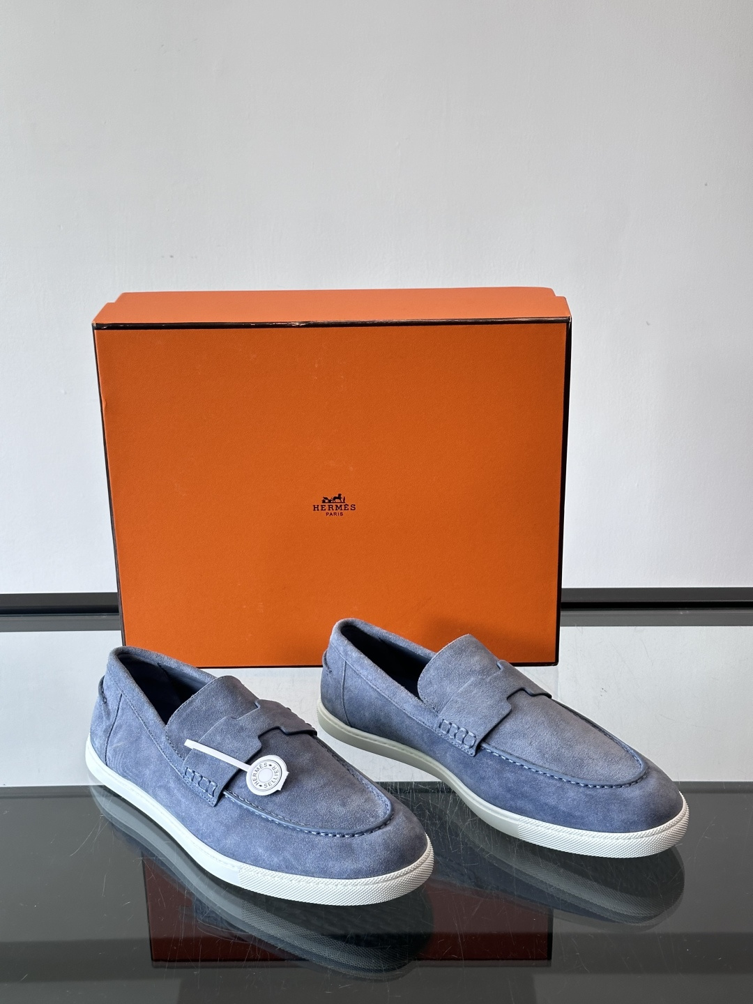 Hermes Job麂皮乐福鞋，选用柔软麂皮，搭配经典“H”型，简约又有辨识度。橡胶鞋底防滑，穿着舒适，