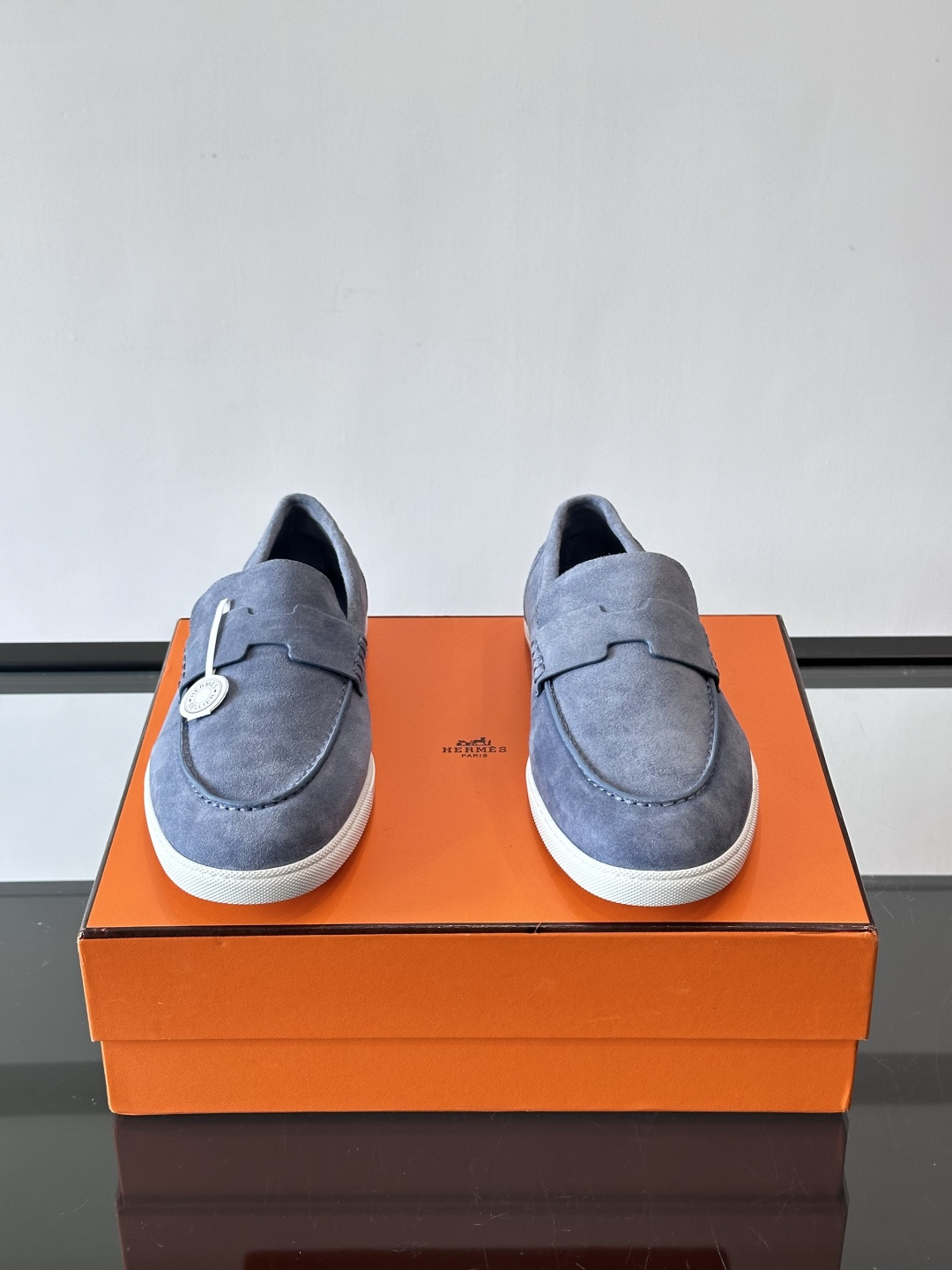 Hermes Job麂皮乐福鞋，选用柔软麂皮，搭配经典“H”型，简约又有辨识度。橡胶鞋底防滑，穿着舒适，