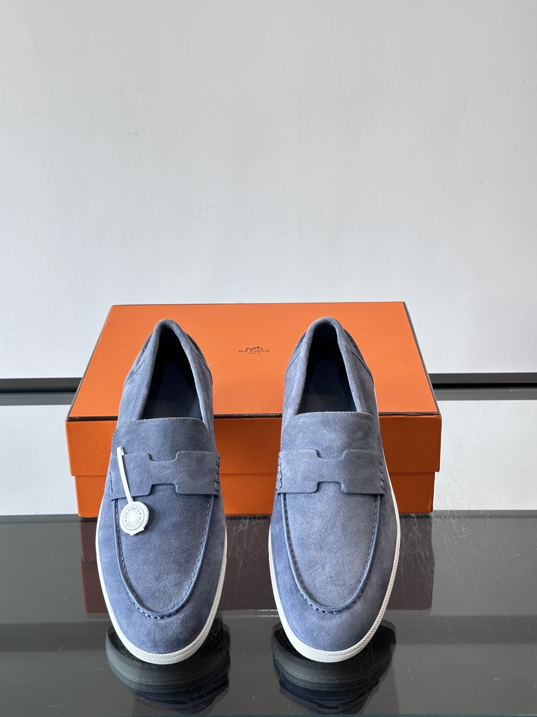 Hermes Job麂皮乐福鞋，选用柔软麂皮，搭配经典“H”型，简约又有辨识度。橡胶鞋底防滑，穿着舒适，