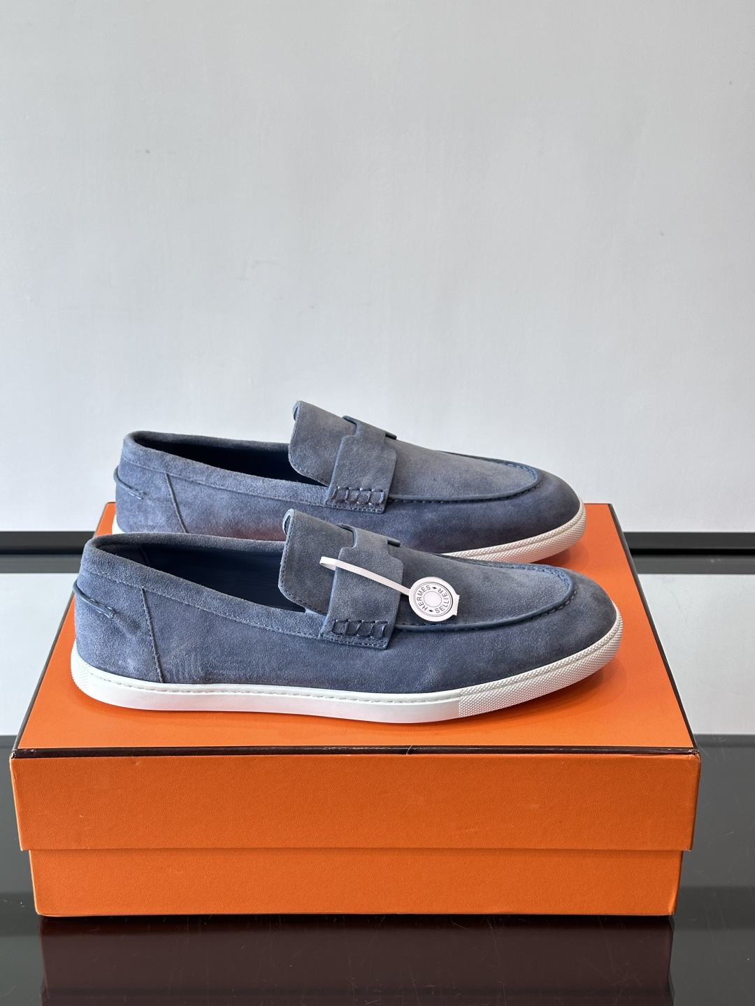 Hermes Job麂皮乐福鞋，选用柔软麂皮，搭配经典“H”型，简约又有辨识度。橡胶鞋底防滑，穿着舒适，