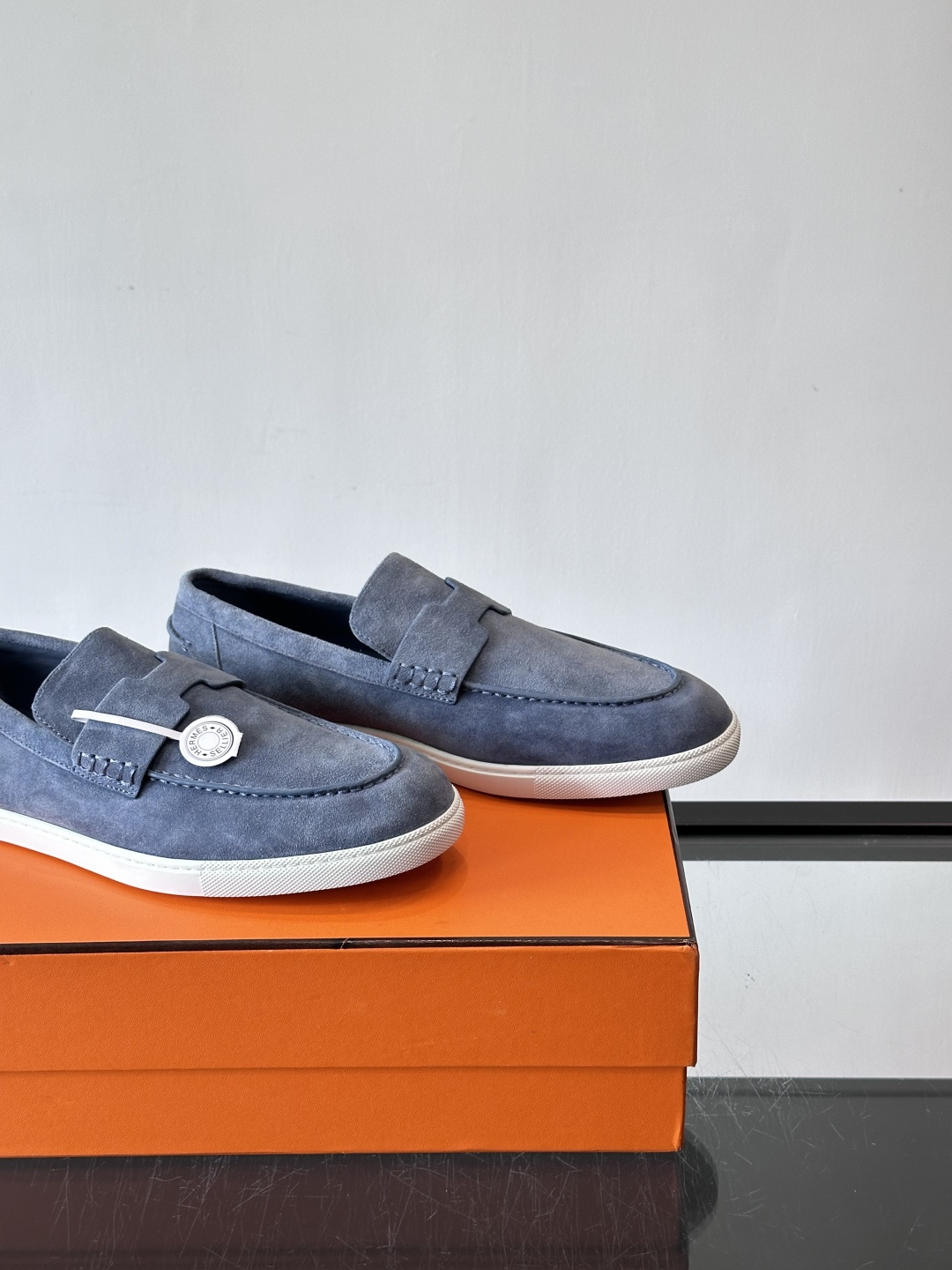 Hermes Job麂皮乐福鞋，选用柔软麂皮，搭配经典“H”型，简约又有辨识度。橡胶鞋底防滑，穿着舒适，