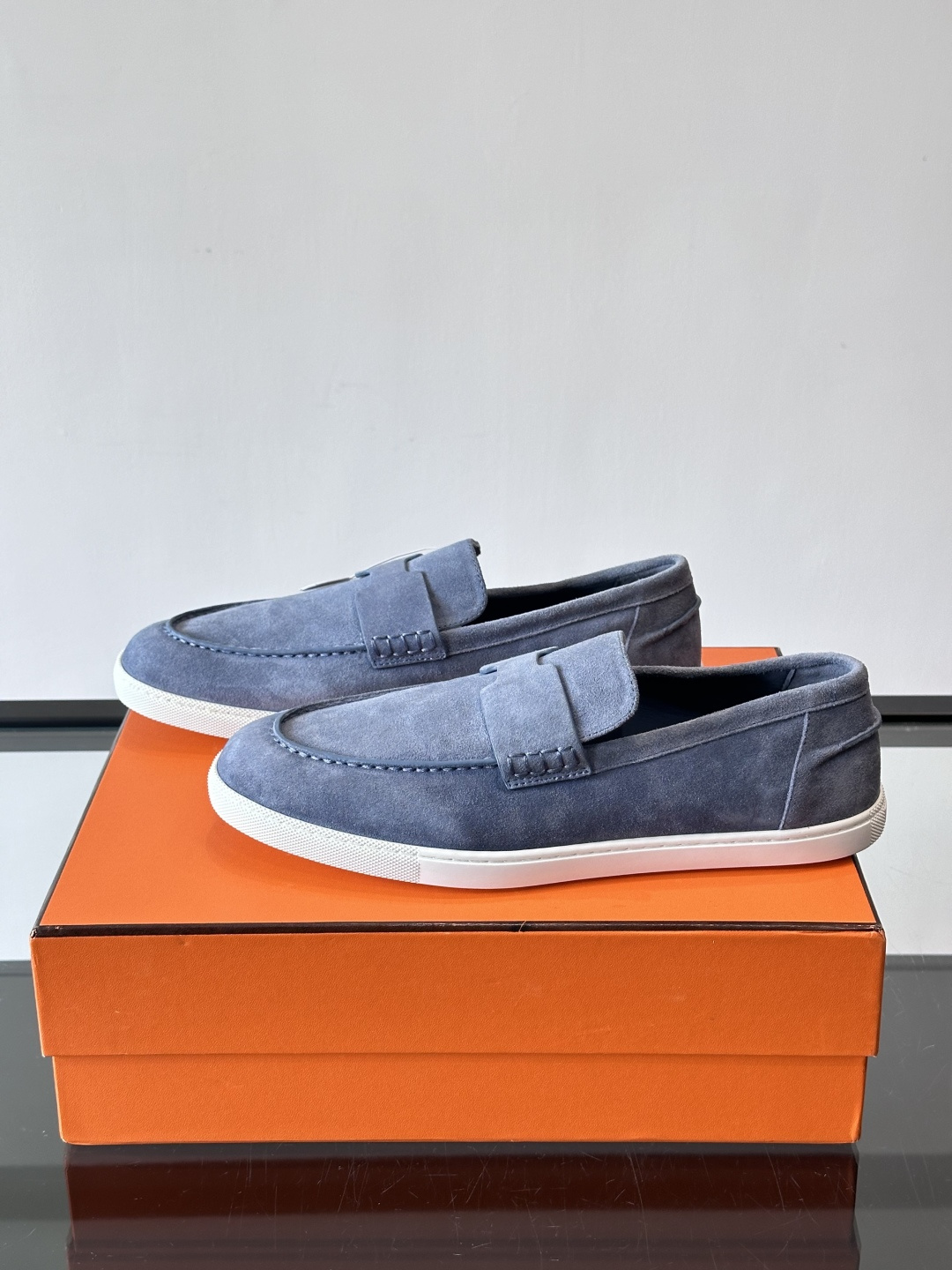 Hermes Job麂皮乐福鞋，选用柔软麂皮，搭配经典“H”型，简约又有辨识度。橡胶鞋底防滑，穿着舒适，