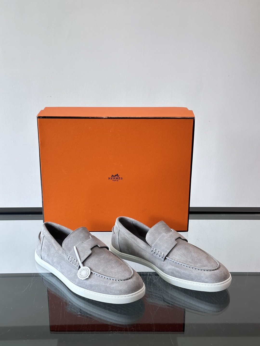 Hermes Job麂皮乐福鞋，选用柔软麂皮，搭配经典“H”型，简约又有辨识度。橡胶鞋底防滑，穿着舒适，