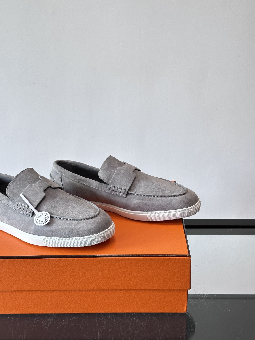 Hermes Job麂皮乐福鞋，选用柔软麂皮，搭配经典“H”型，简约又有辨识度。橡胶鞋底防滑，穿着舒适，