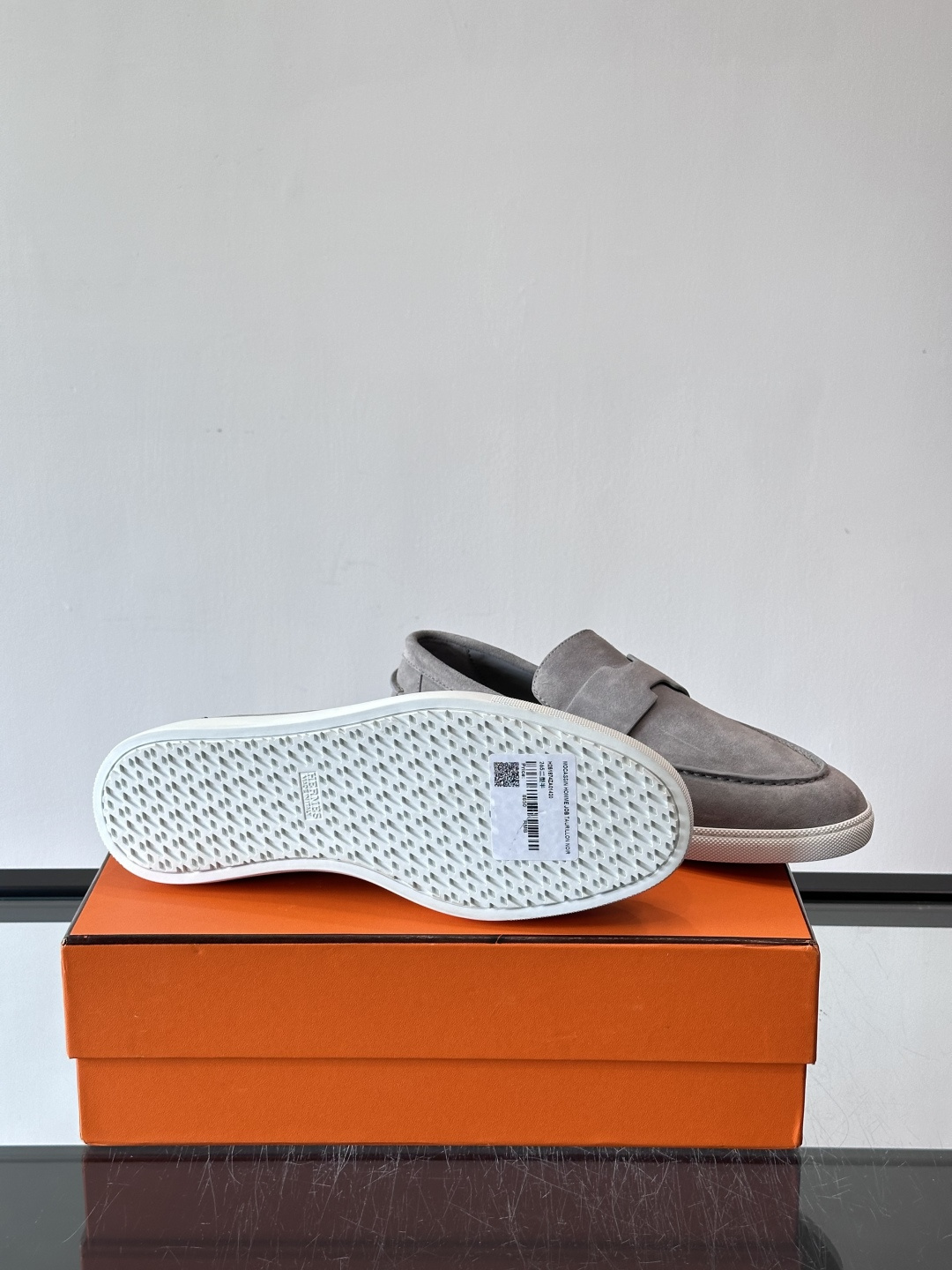 Hermes Job麂皮乐福鞋，选用柔软麂皮，搭配经典“H”型，简约又有辨识度。橡胶鞋底防滑，穿着舒适，