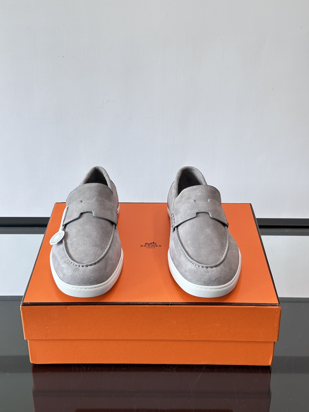 Hermes Job麂皮乐福鞋，选用柔软麂皮，搭配经典“H”型，简约又有辨识度。橡胶鞋底防滑，穿着舒适，