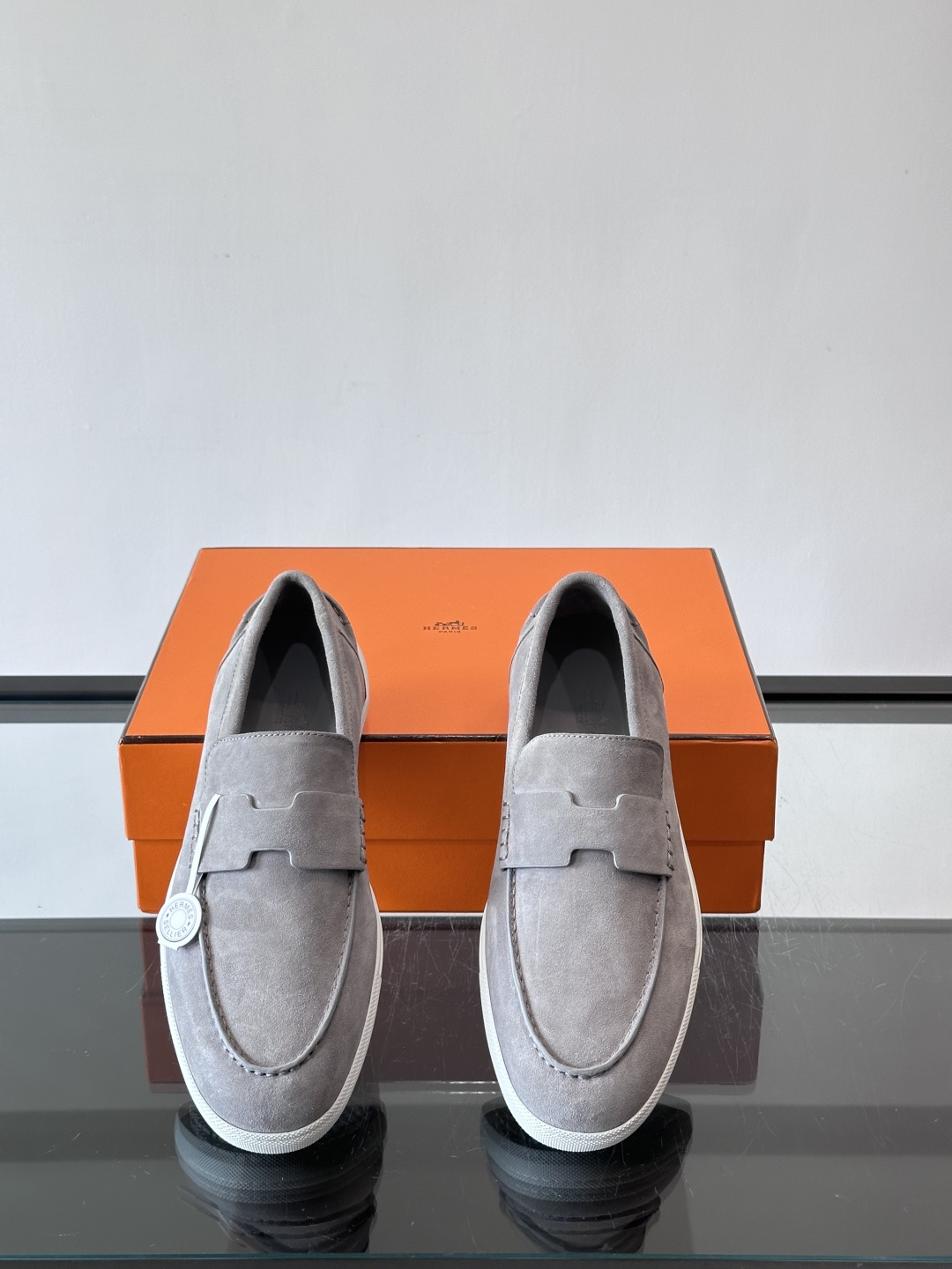 Hermes Job麂皮乐福鞋，选用柔软麂皮，搭配经典“H”型，简约又有辨识度。橡胶鞋底防滑，穿着舒适，