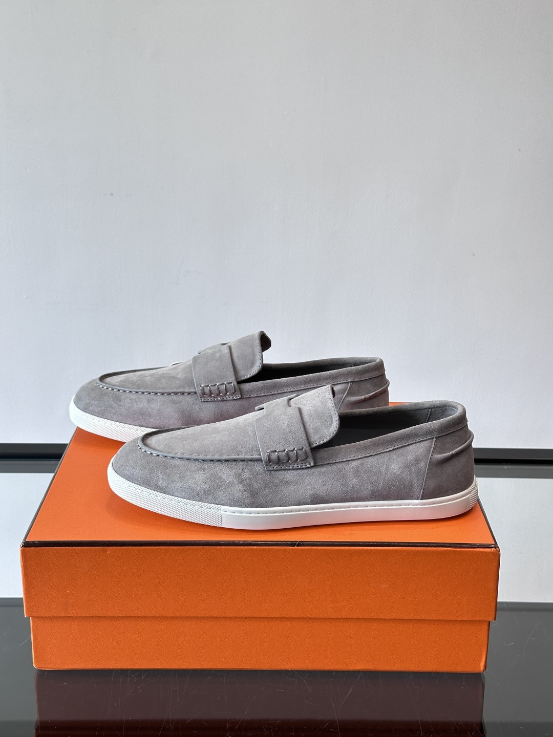 Hermes Job麂皮乐福鞋，选用柔软麂皮，搭配经典“H”型，简约又有辨识度。橡胶鞋底防滑，穿着舒适，