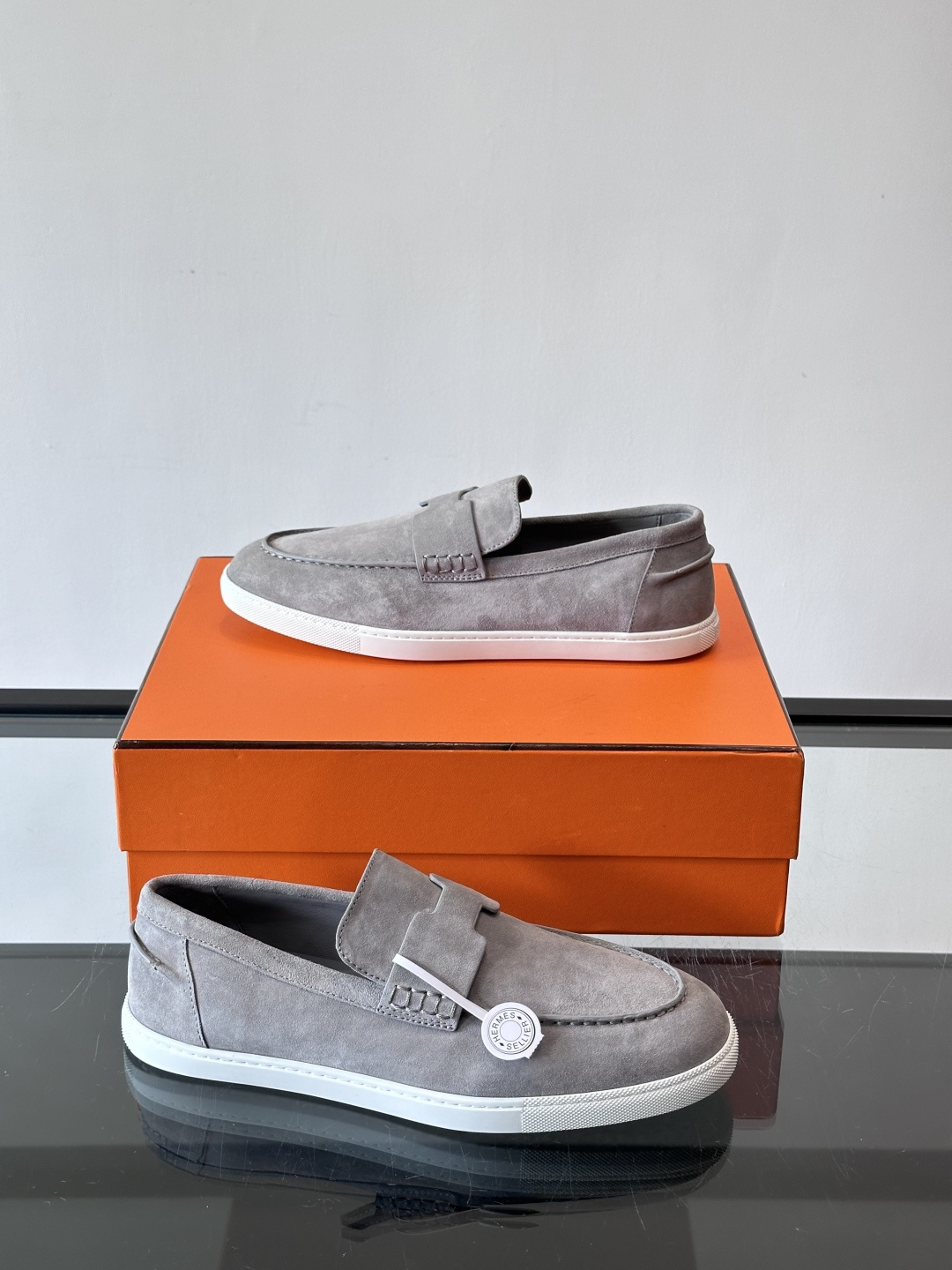 Hermes Job麂皮乐福鞋，选用柔软麂皮，搭配经典“H”型，简约又有辨识度。橡胶鞋底防滑，穿着舒适，