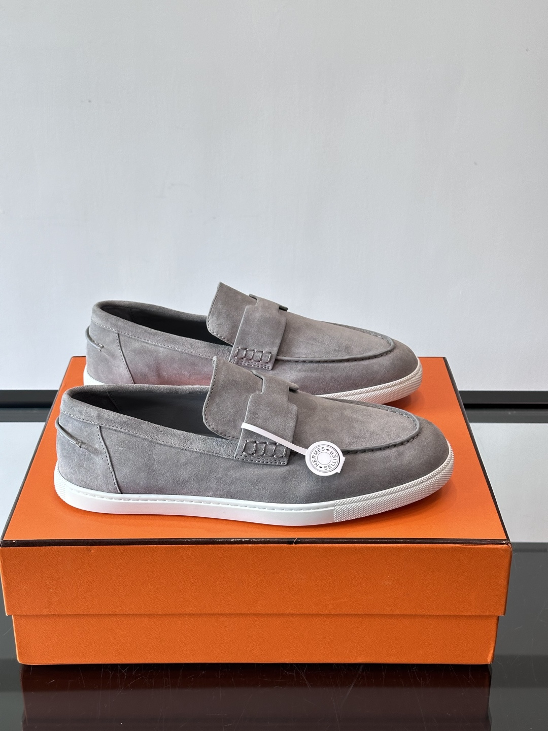 Hermes Job麂皮乐福鞋，选用柔软麂皮，搭配经典“H”型，简约又有辨识度。橡胶鞋底防滑，穿着舒适，