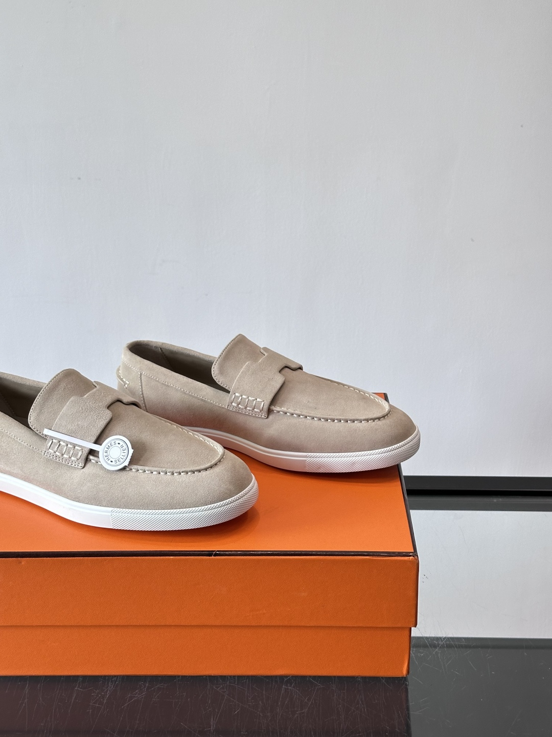 Hermes Job麂皮乐福鞋，选用柔软麂皮，搭配经典“H”型，简约又有辨识度。橡胶鞋底防滑，穿着舒适，