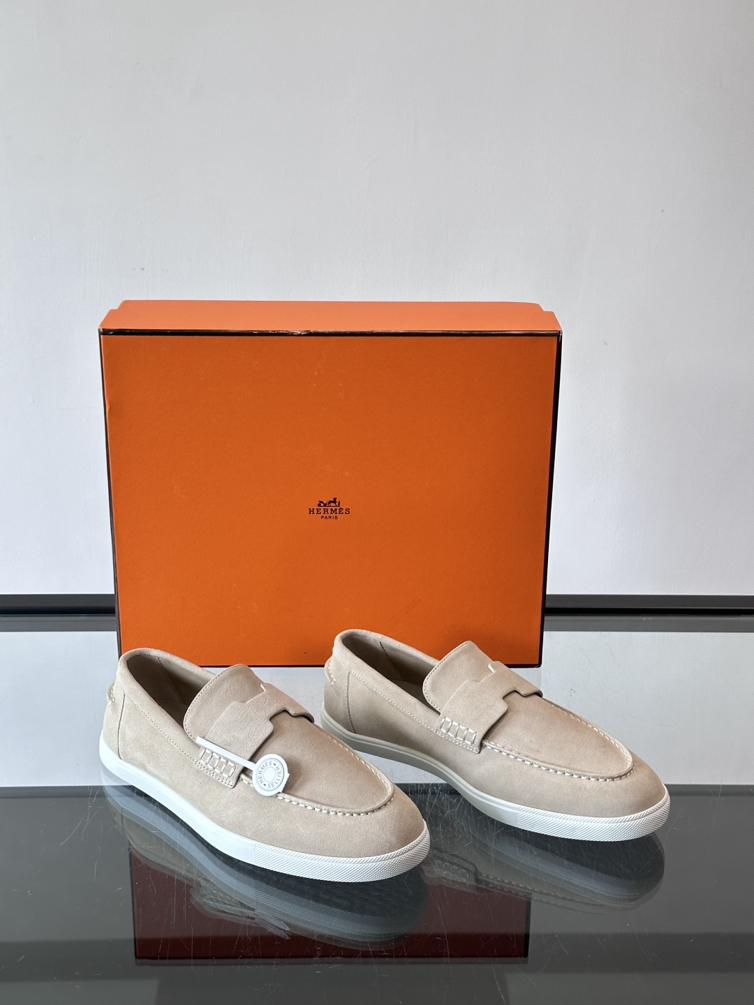 Hermes Job麂皮乐福鞋，选用柔软麂皮，搭配经典“H”型，简约又有辨识度。橡胶鞋底防滑，穿着舒适，