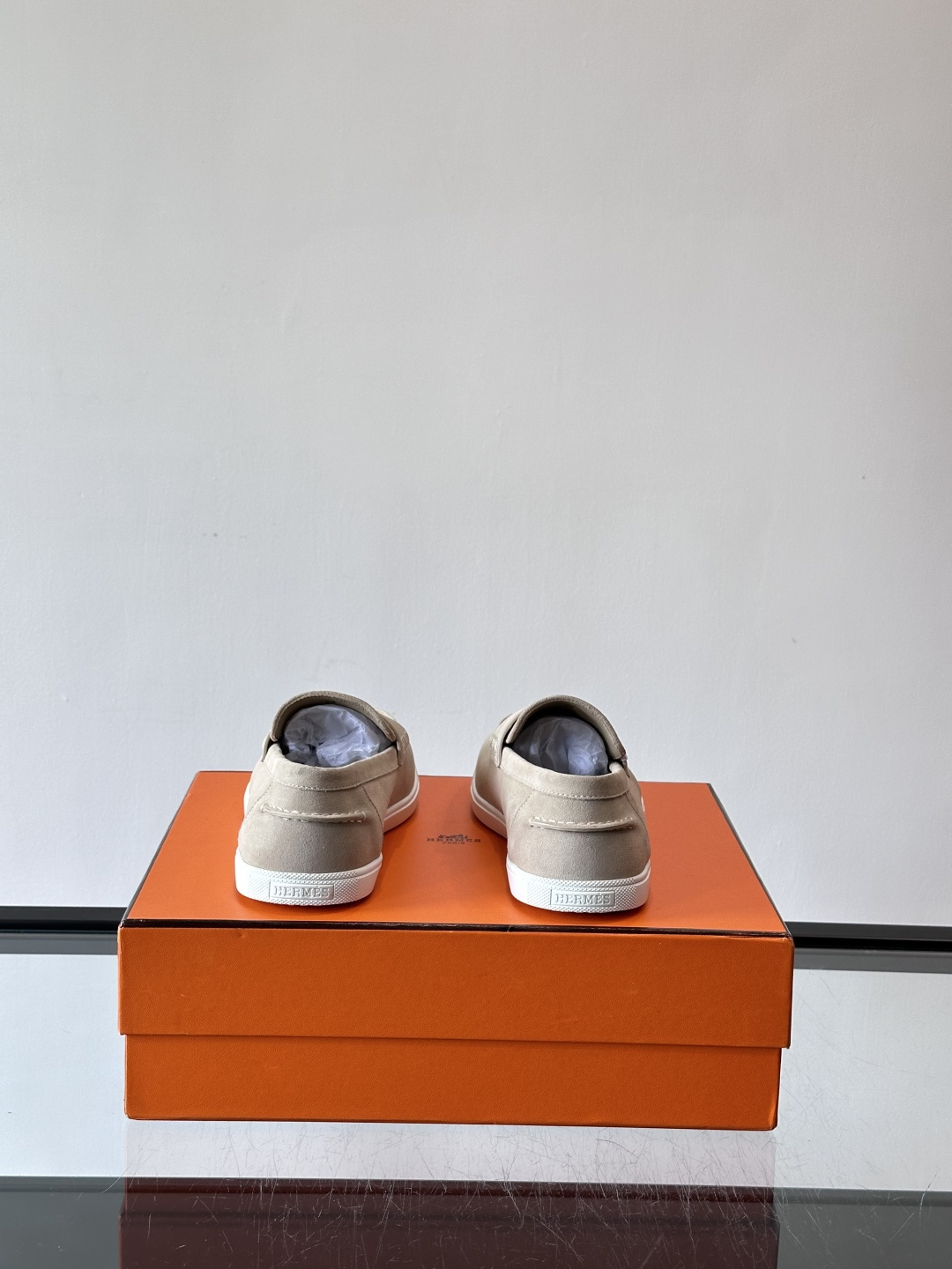Hermes Job麂皮乐福鞋，选用柔软麂皮，搭配经典“H”型，简约又有辨识度。橡胶鞋底防滑，穿着舒适，