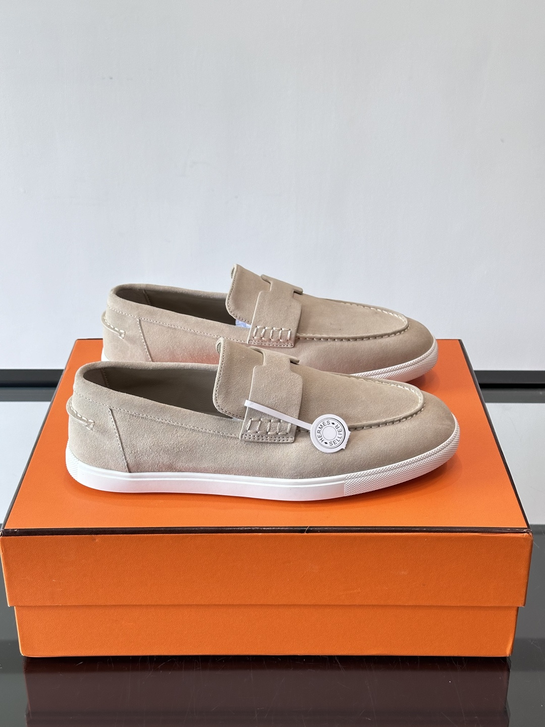 Hermes Job麂皮乐福鞋，选用柔软麂皮，搭配经典“H”型，简约又有辨识度。橡胶鞋底防滑，穿着舒适，