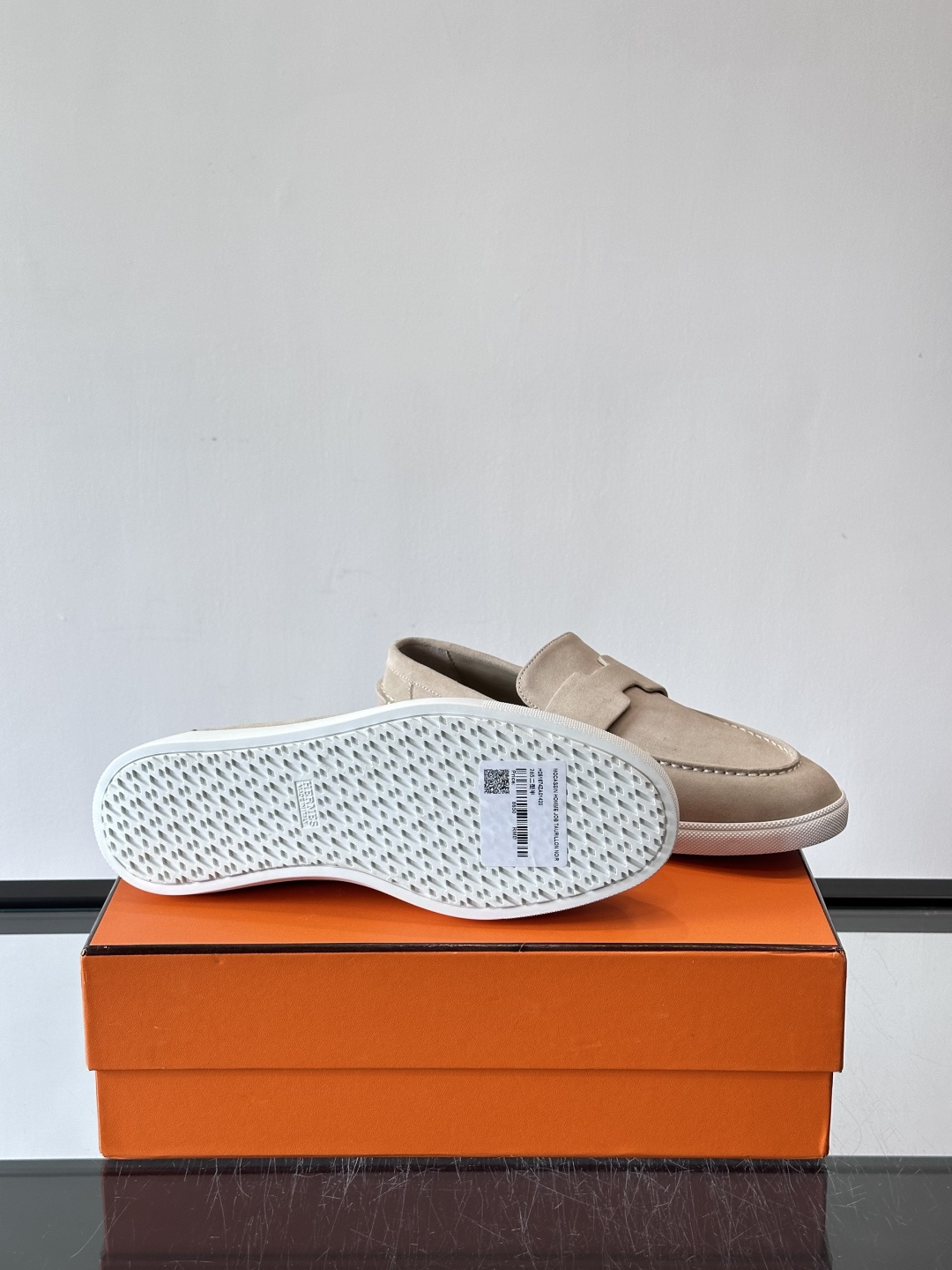 Hermes Job麂皮乐福鞋，选用柔软麂皮，搭配经典“H”型，简约又有辨识度。橡胶鞋底防滑，穿着舒适，