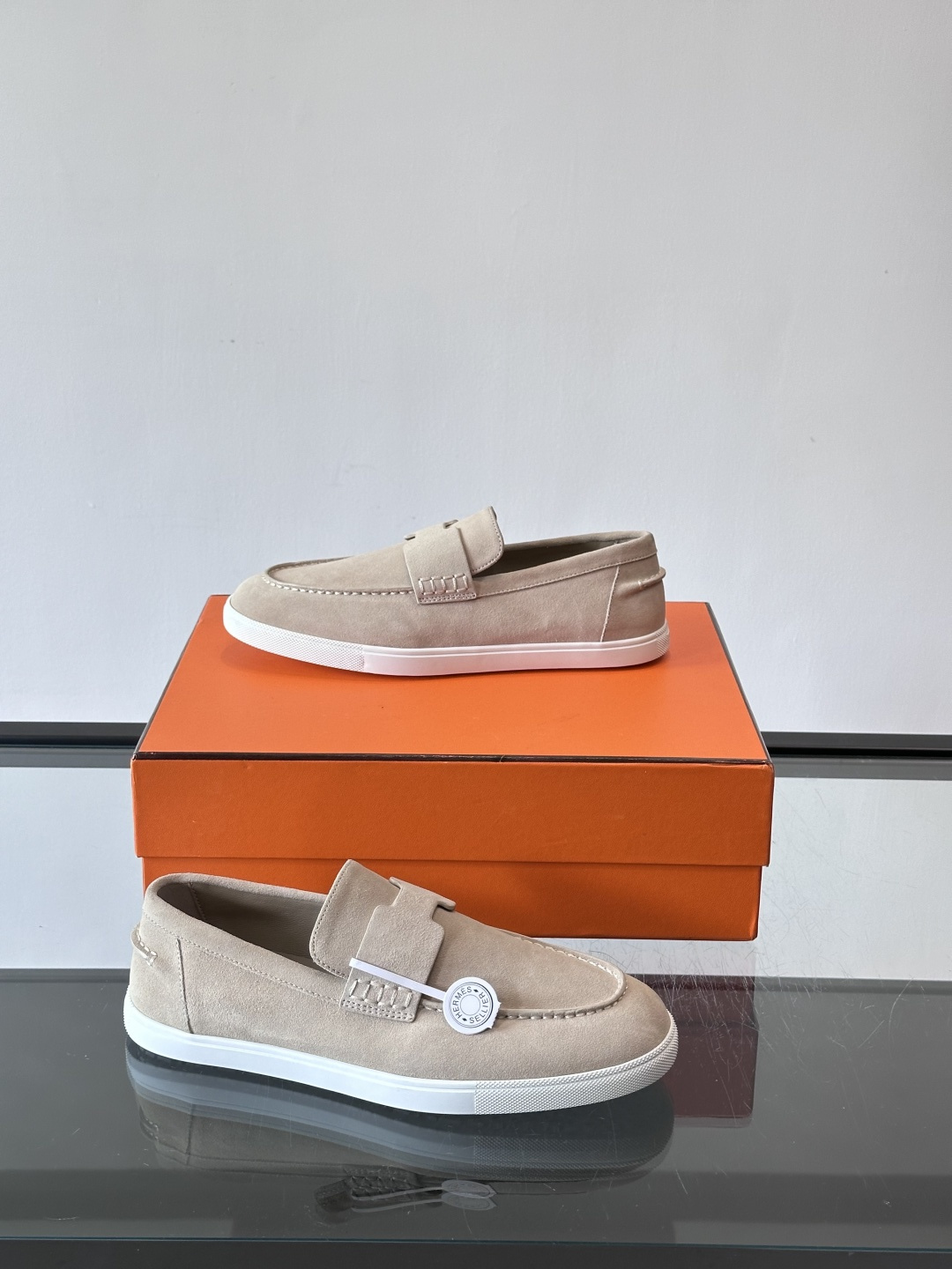 Hermes Job麂皮乐福鞋，选用柔软麂皮，搭配经典“H”型，简约又有辨识度。橡胶鞋底防滑，穿着舒适，