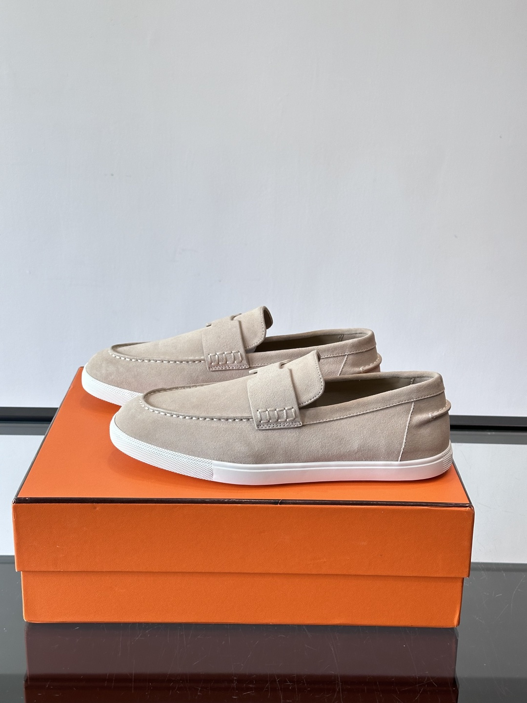 Hermes Job麂皮乐福鞋，选用柔软麂皮，搭配经典“H”型，简约又有辨识度。橡胶鞋底防滑，穿着舒适，