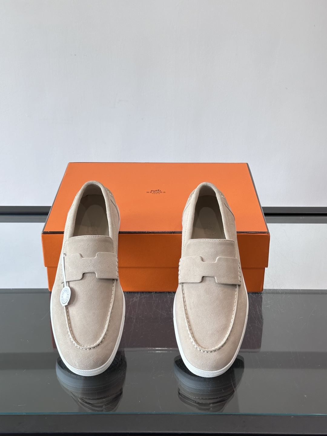 Hermes Job麂皮乐福鞋，选用柔软麂皮，搭配经典“H”型，简约又有辨识度。橡胶鞋底防滑，穿着舒适，