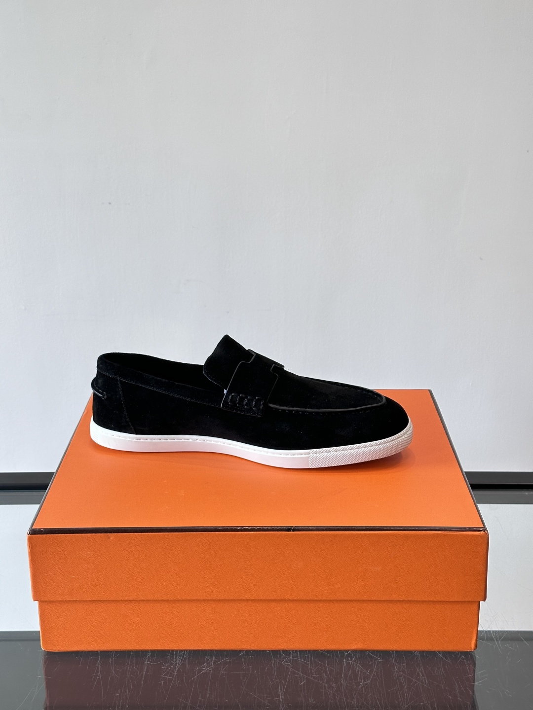 Hermes Job麂皮乐福鞋，选用柔软麂皮，搭配经典“H”型，简约又有辨识度。橡胶鞋底防滑，穿着舒适，